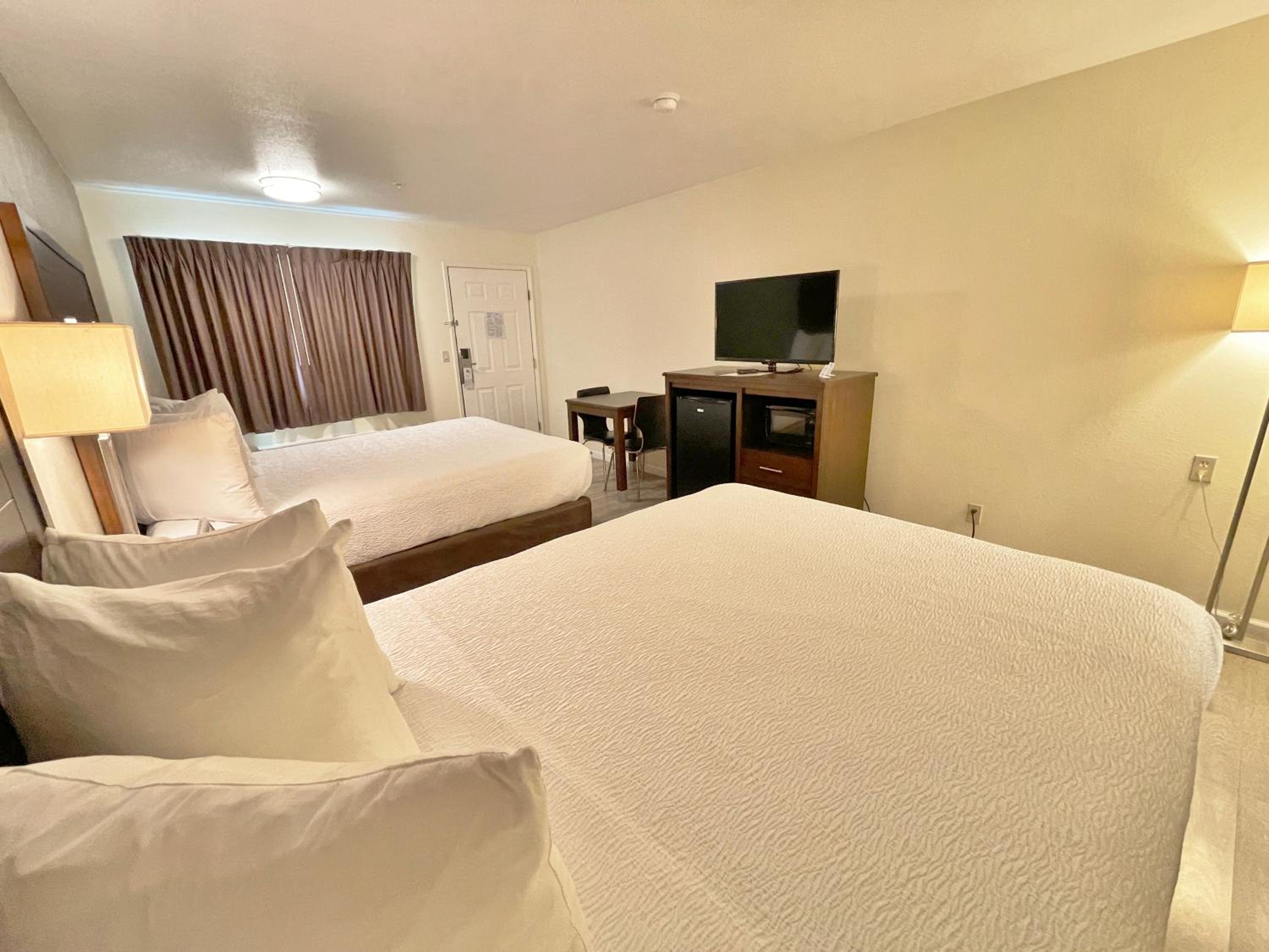 Queen Room with Two Queen Beds - Non-Smoking - Photo 3