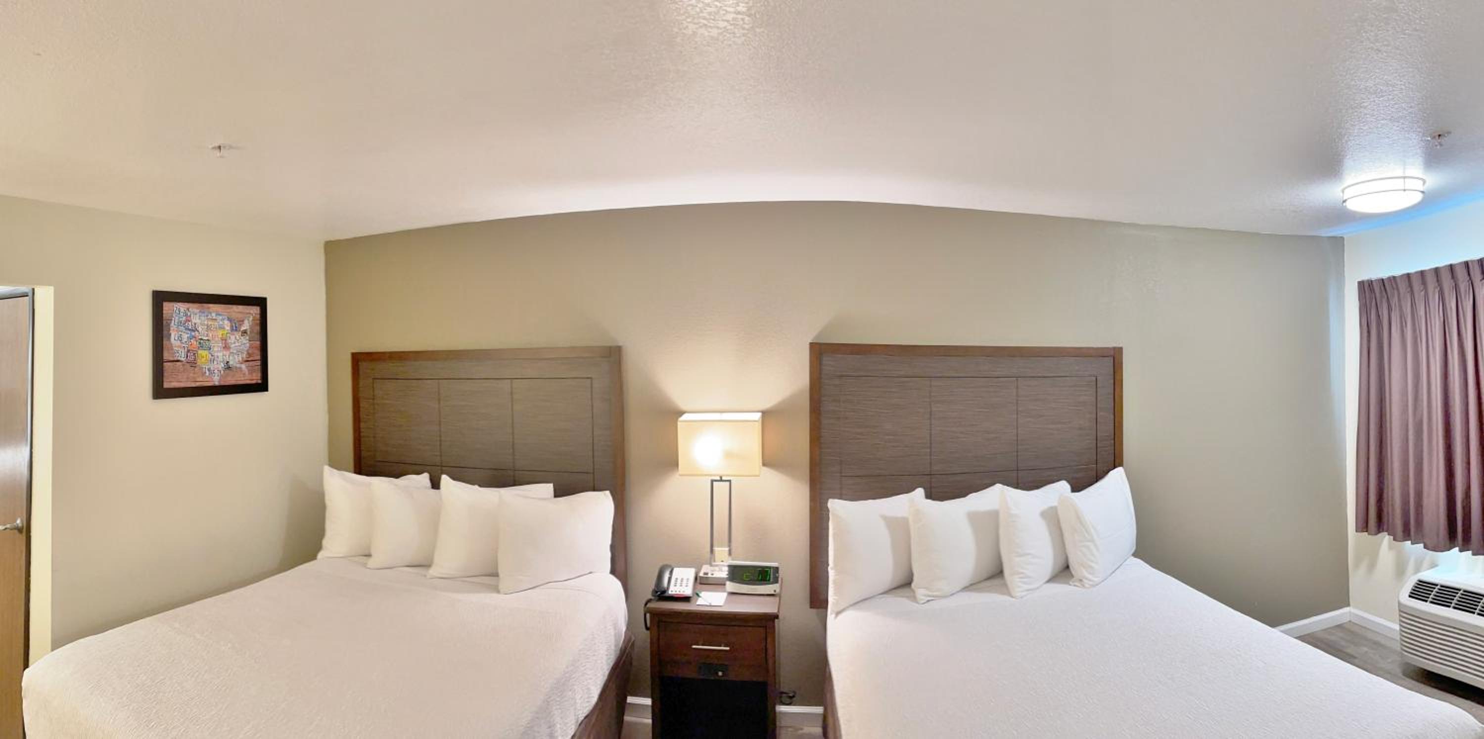 Queen Room with Two Queen Beds - Non-Smoking - Photo 6