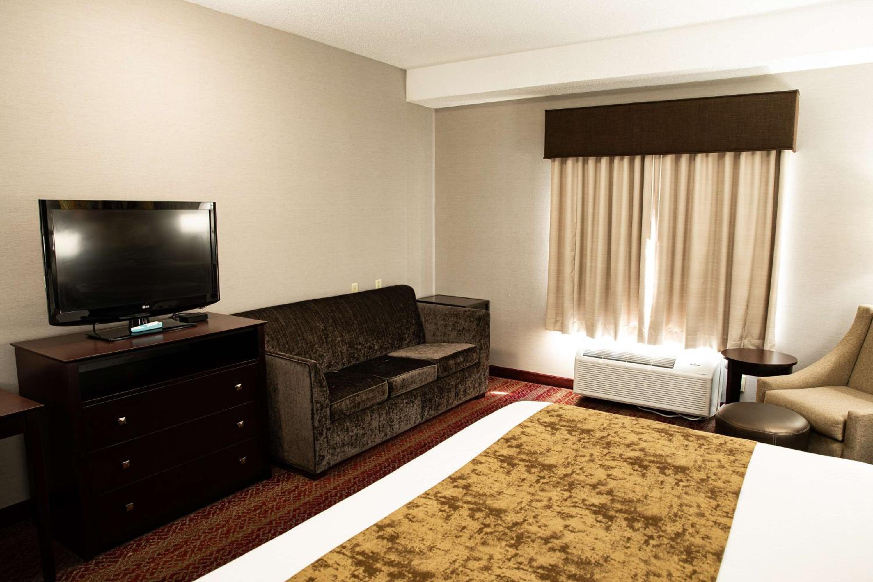 King Room with Sofa Bed - Photo 2