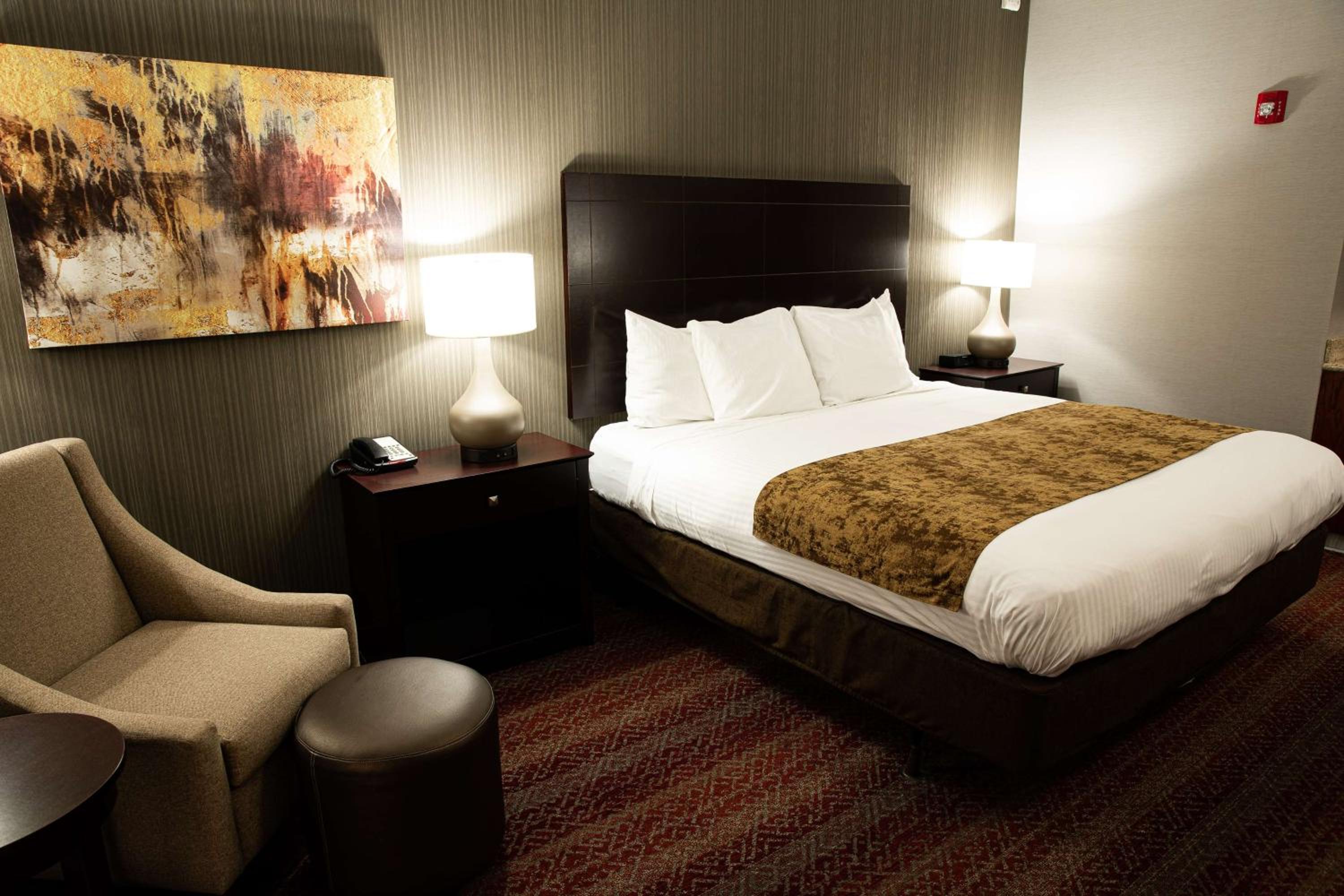 King Room with Sofa Bed - Photo 3