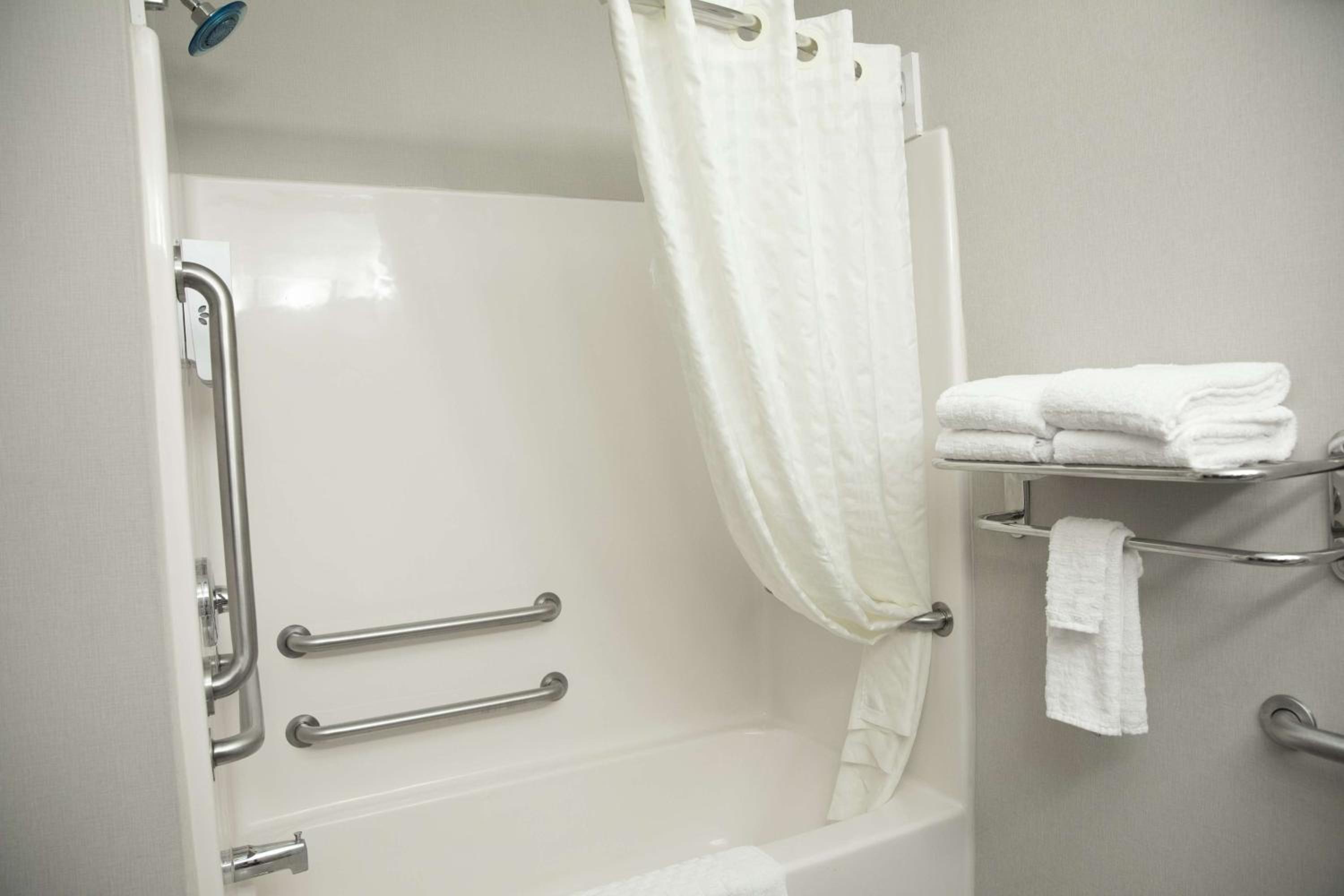 King Room with Bath Tub - Disability Access/Non-Smoking  - Photo 2