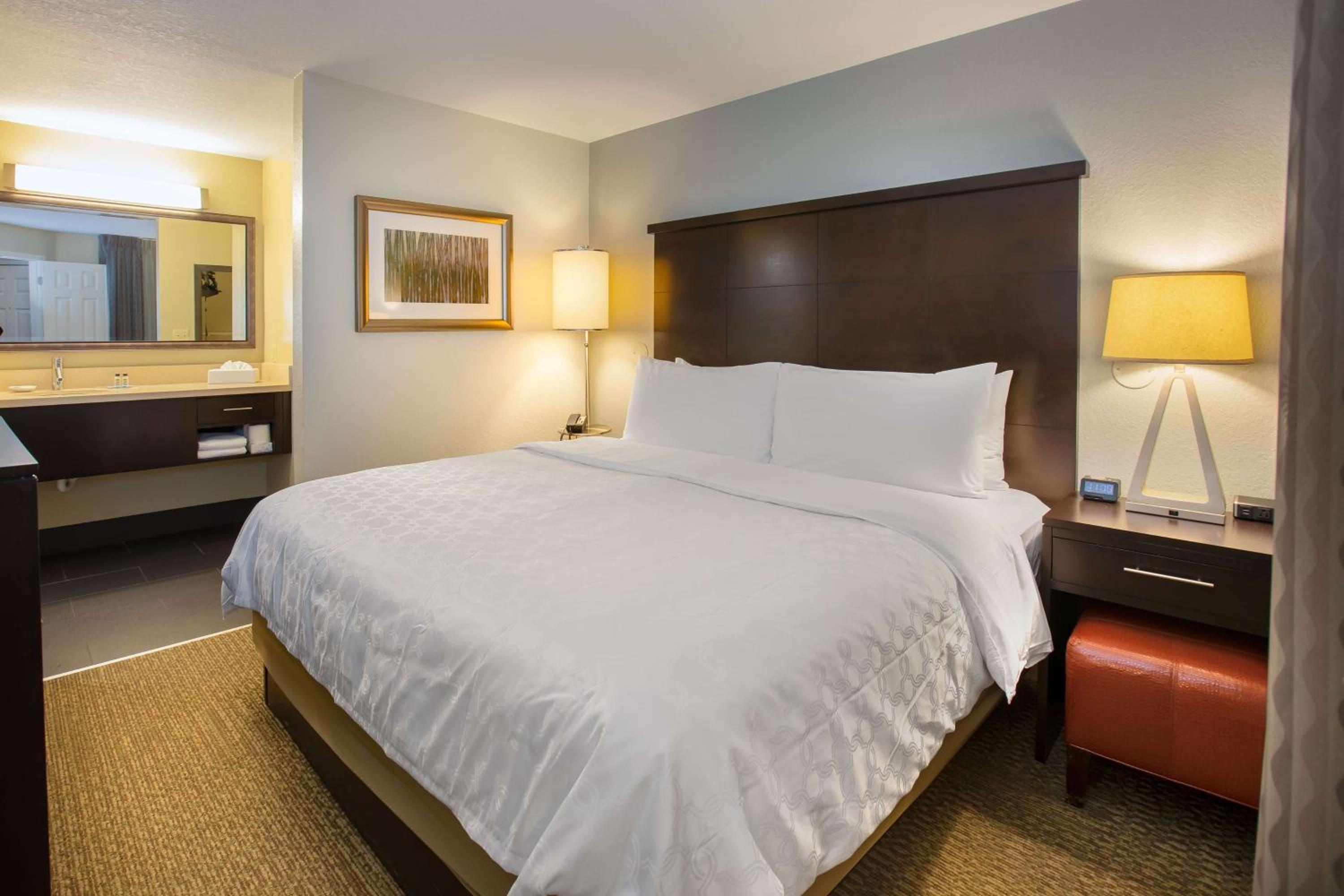Two-Bedroom Suite with King and Two Double Beds thumbnail 6