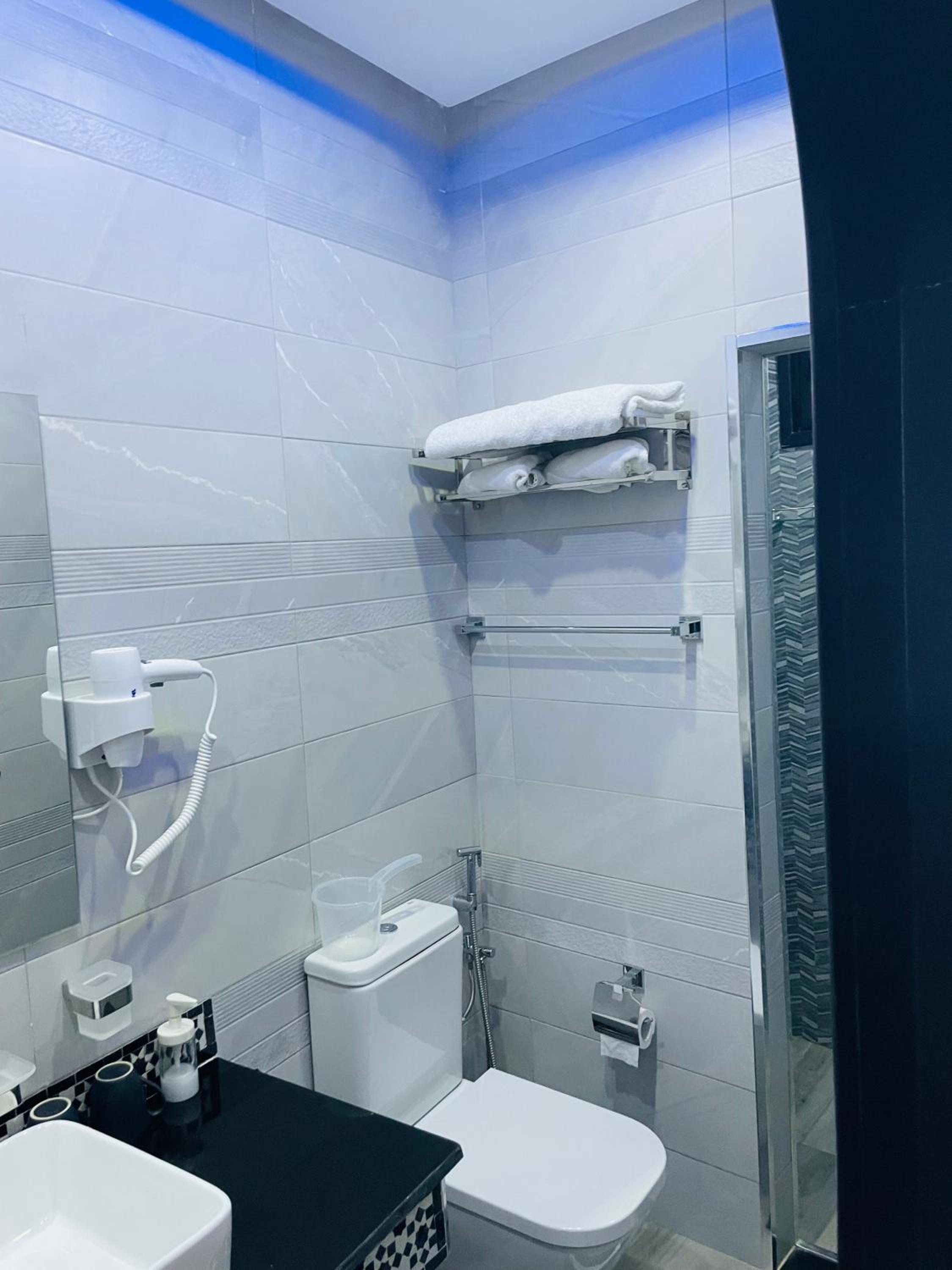 Standard Double or Twin Room - Photo 7