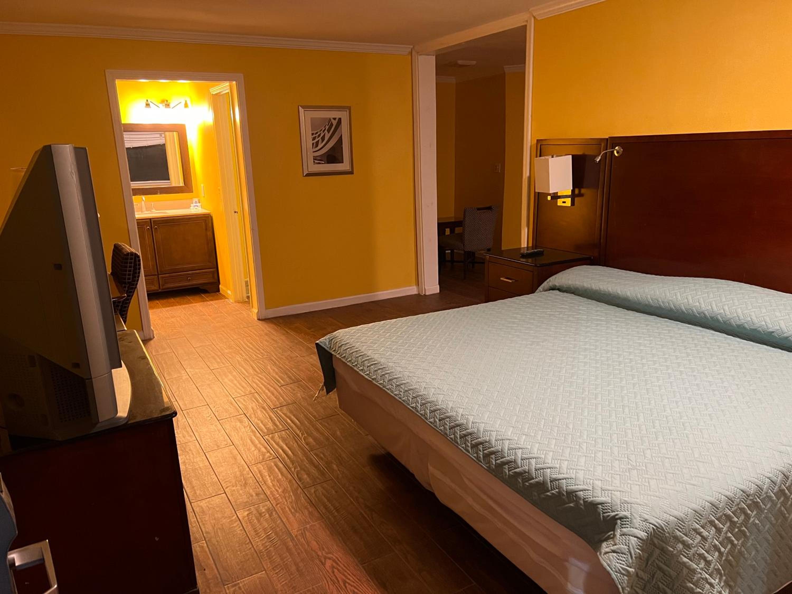 Deluxe King Suite