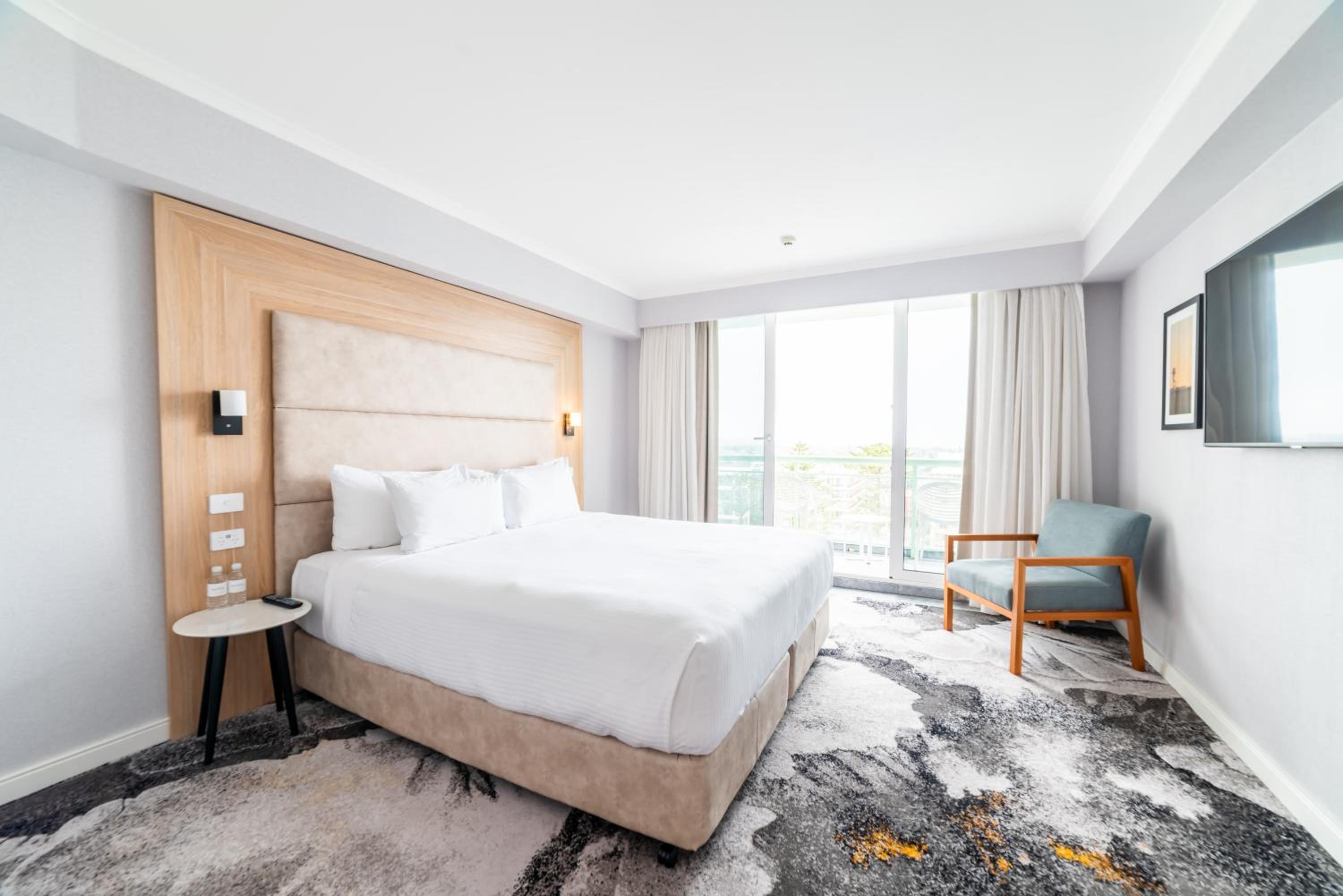 Superior King Room with City View