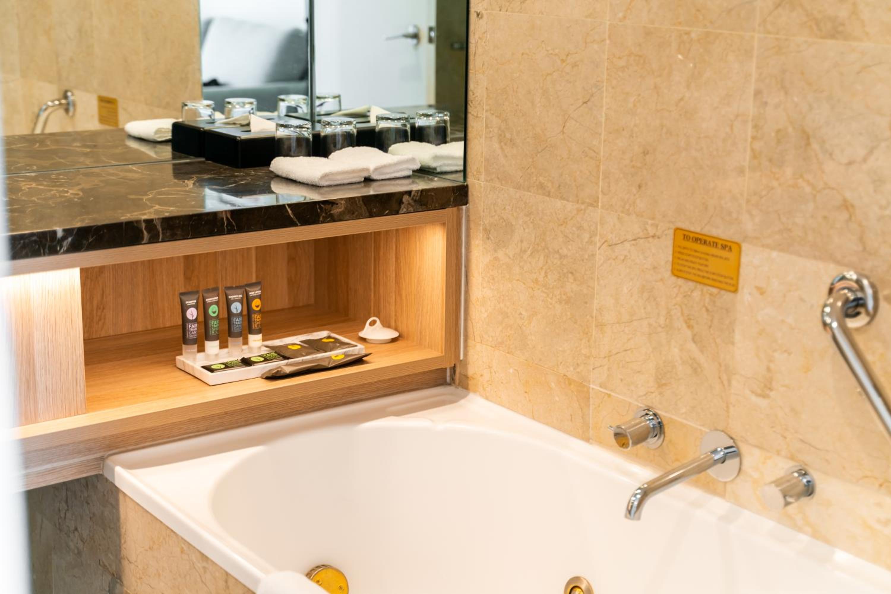 Luxury King Room with Ocean View and Bath - High Floor