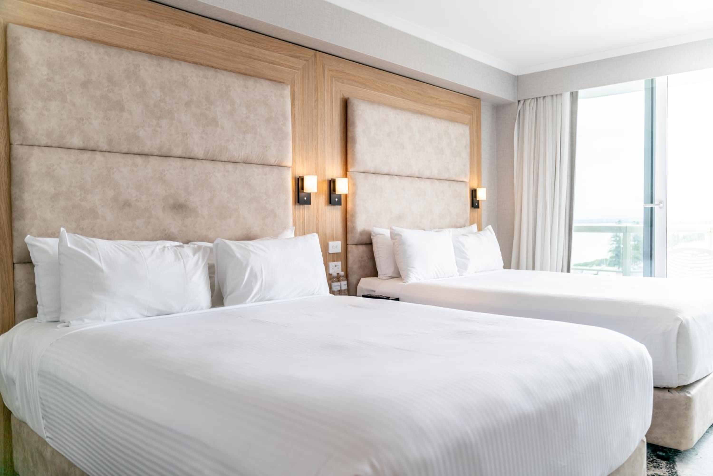 Deluxe Room with Two Queen Beds and Bay View thumbnail 6