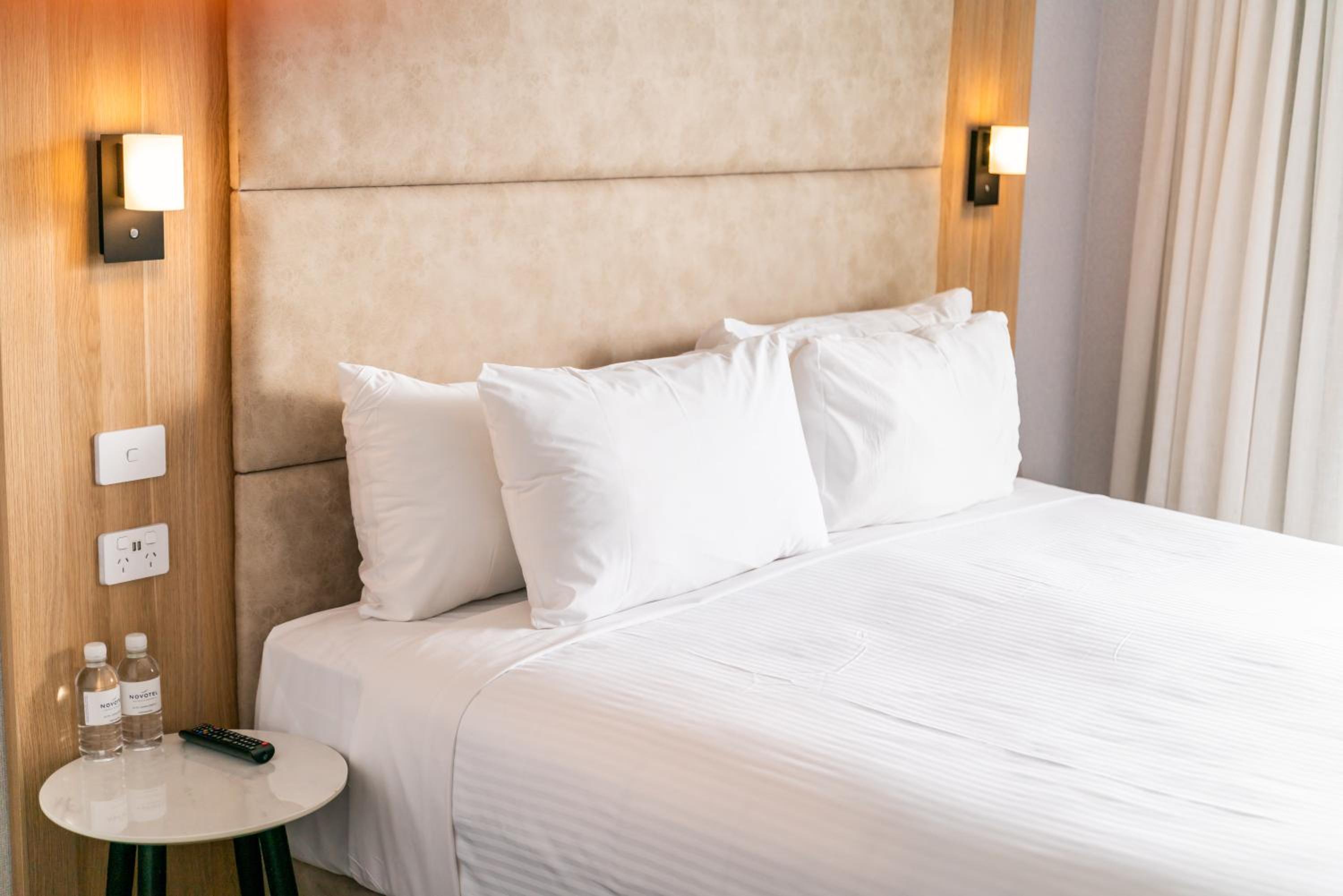 Luxury King Room with Ocean View and Bath - High Floor thumbnail 6