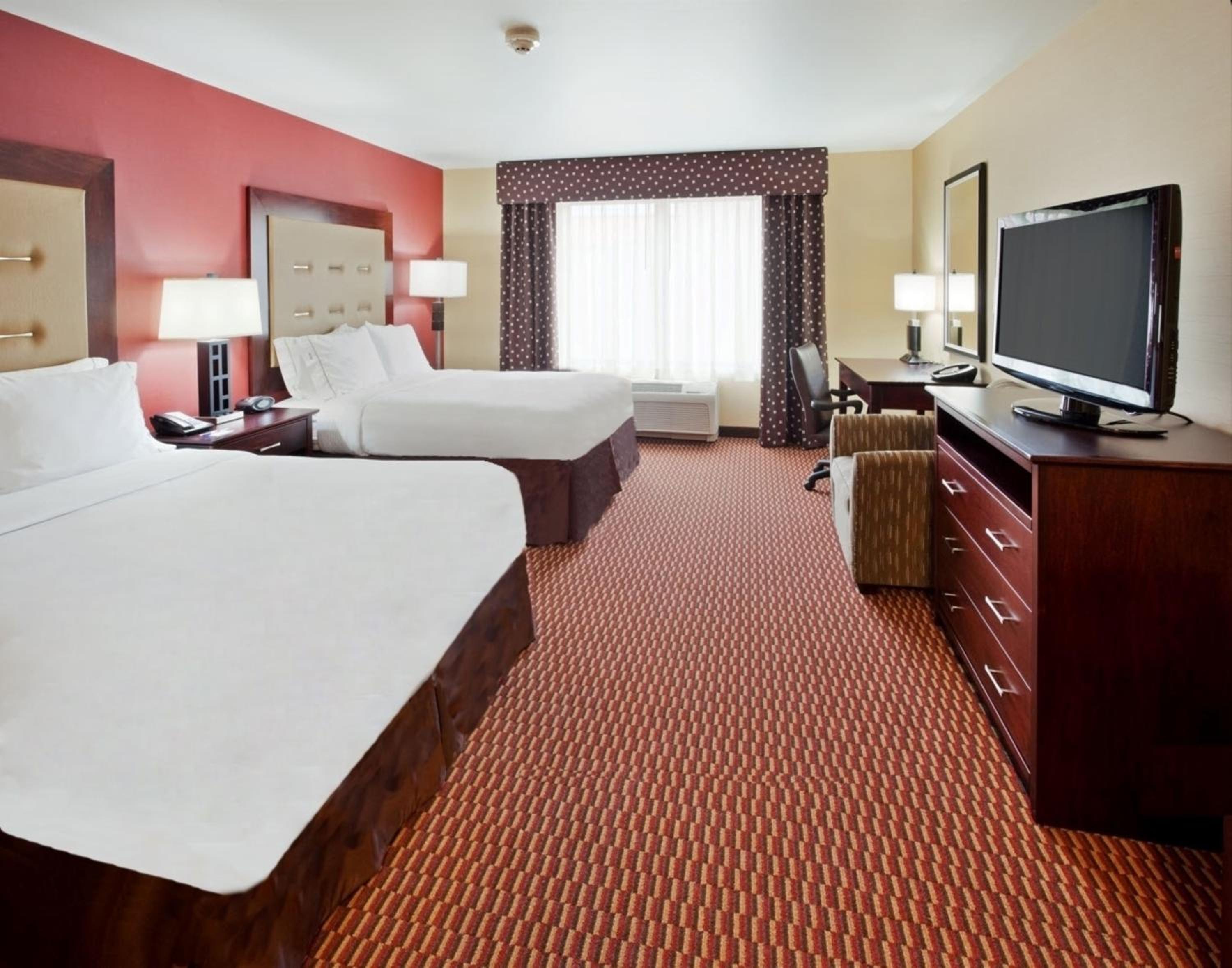 Queen Room with Two Queen Beds - Hearing Accessible