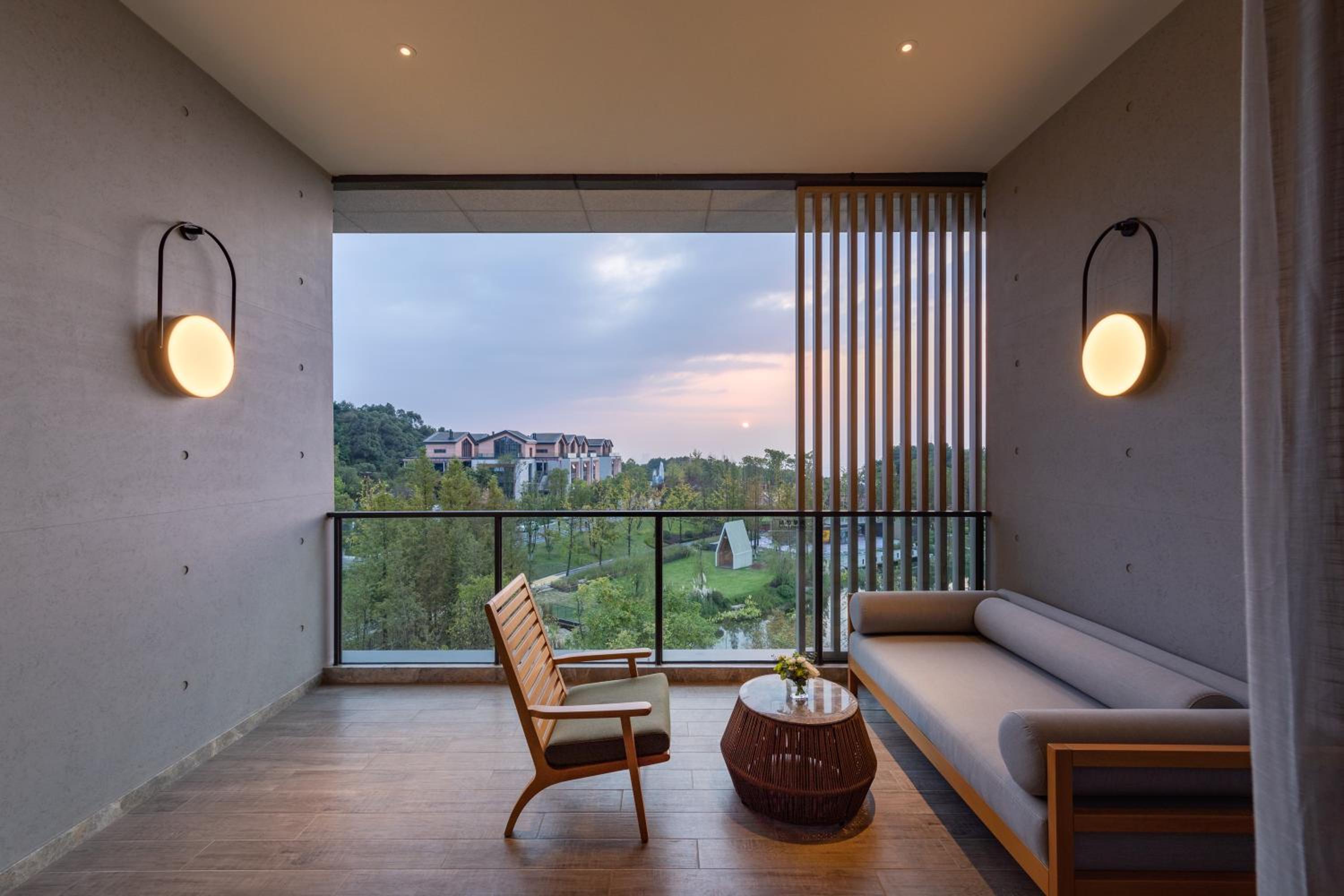 The Level Room with Lake View - Photo 2