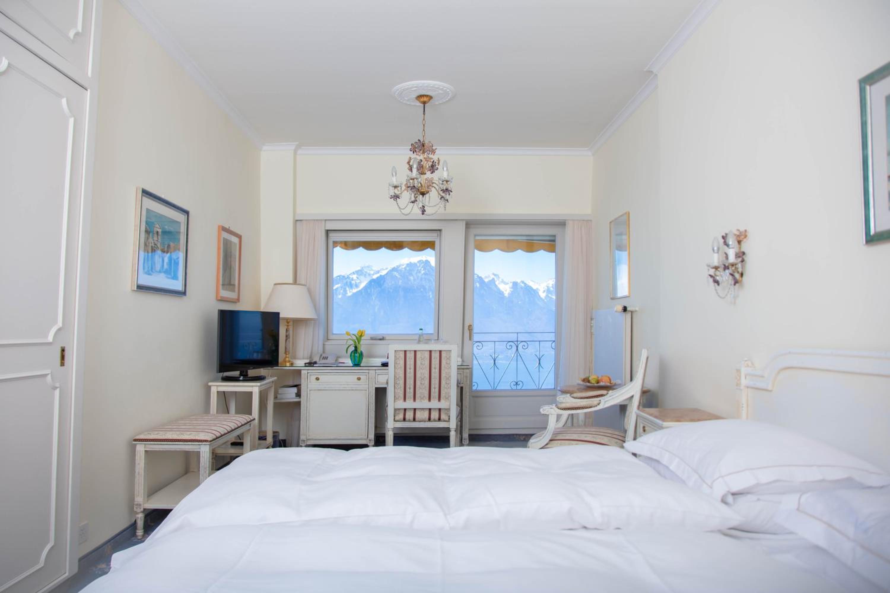 Standard Double Room with Lake View - Photo 2
