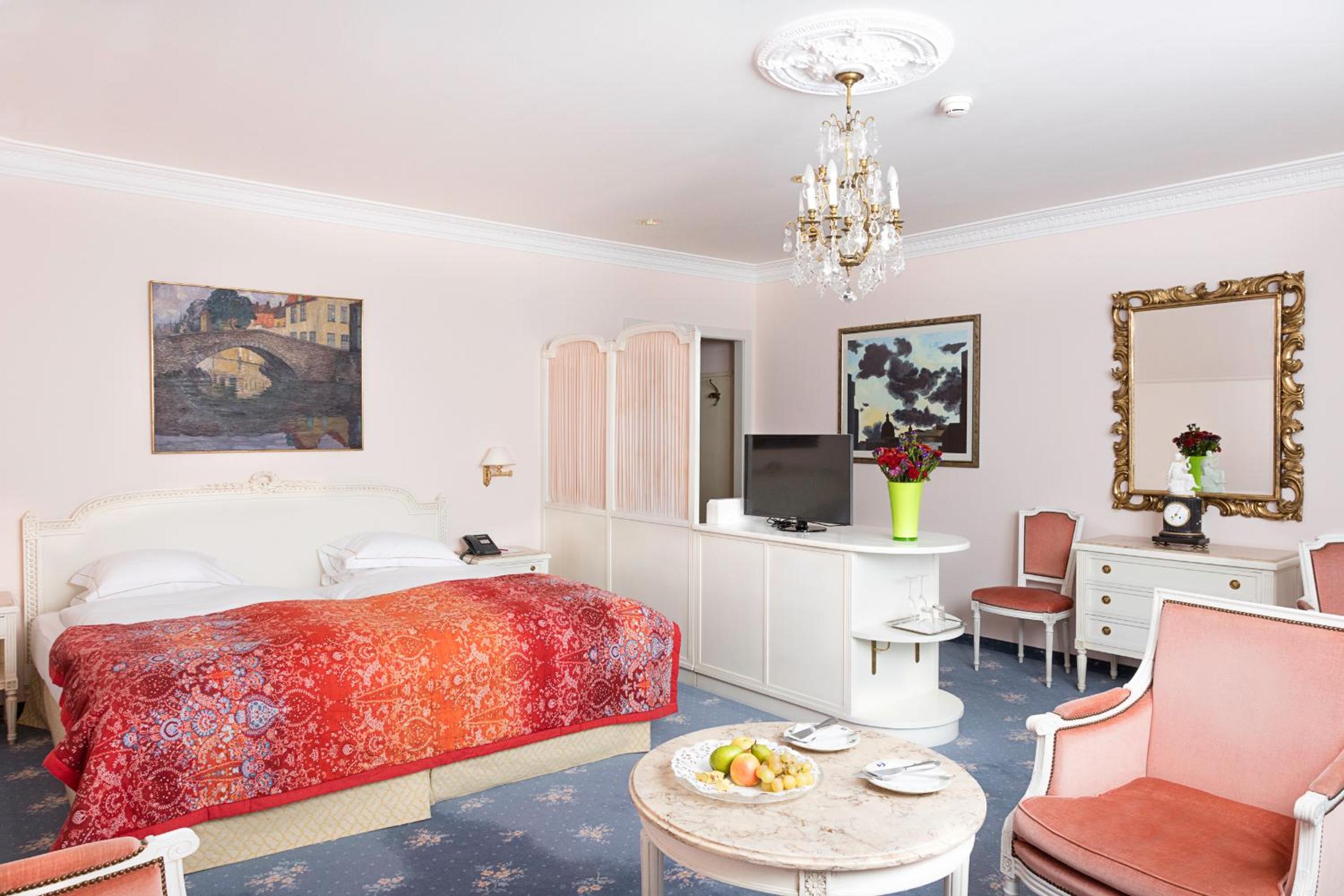 Junior Suite with Lake View - Photo 1