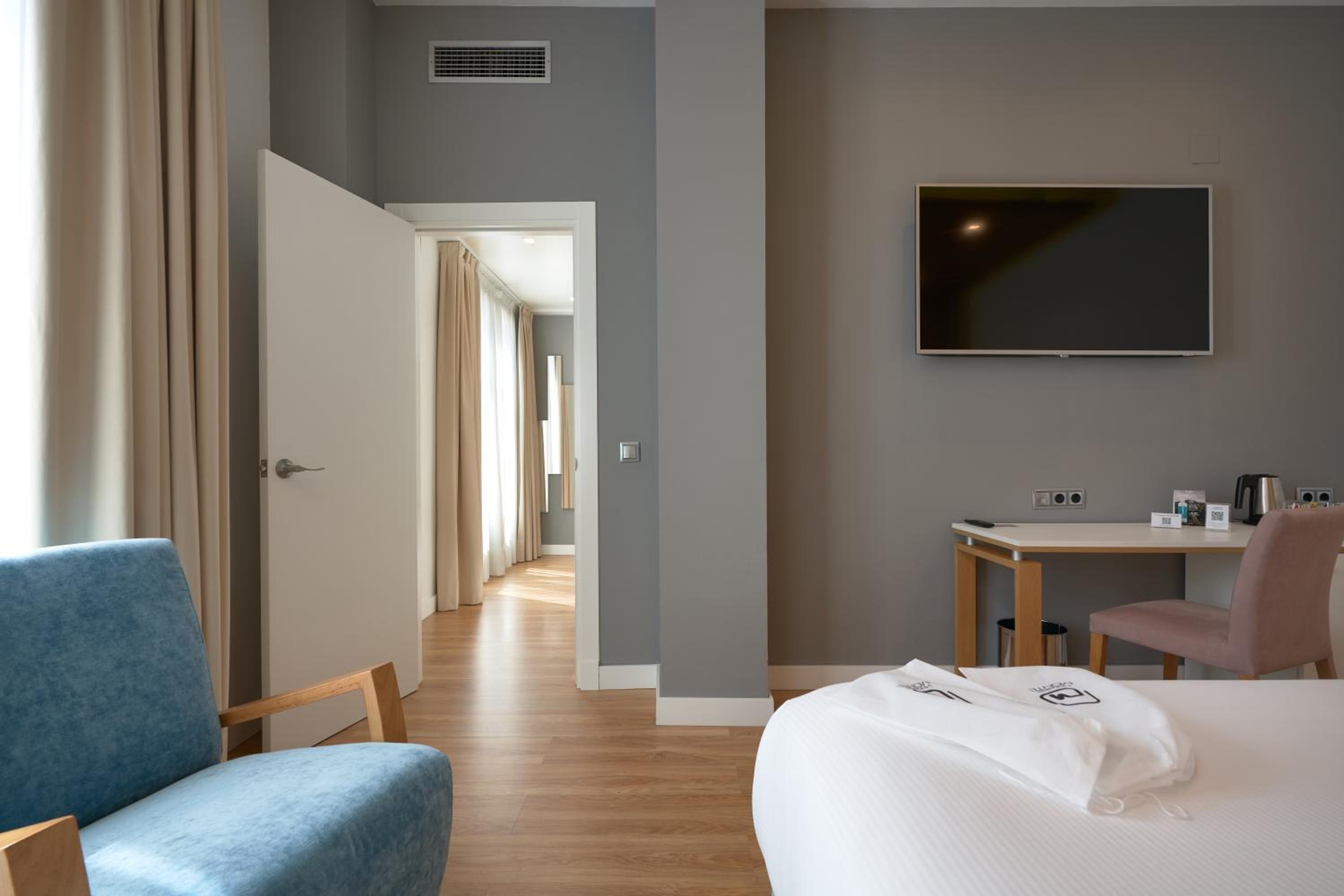 Superior Double or Twin Room - Photo 9