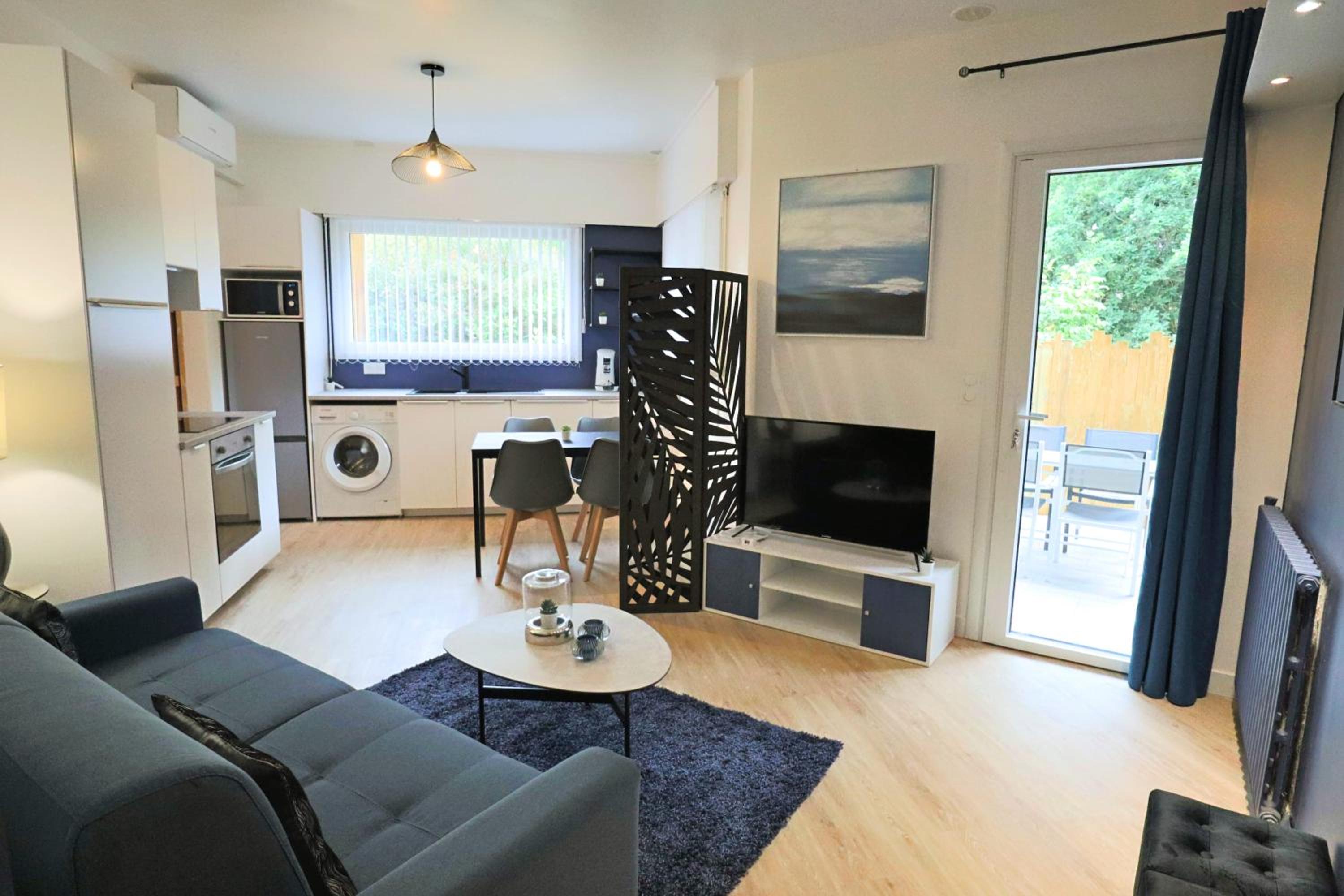 One-Bedroom Apartment photo 3