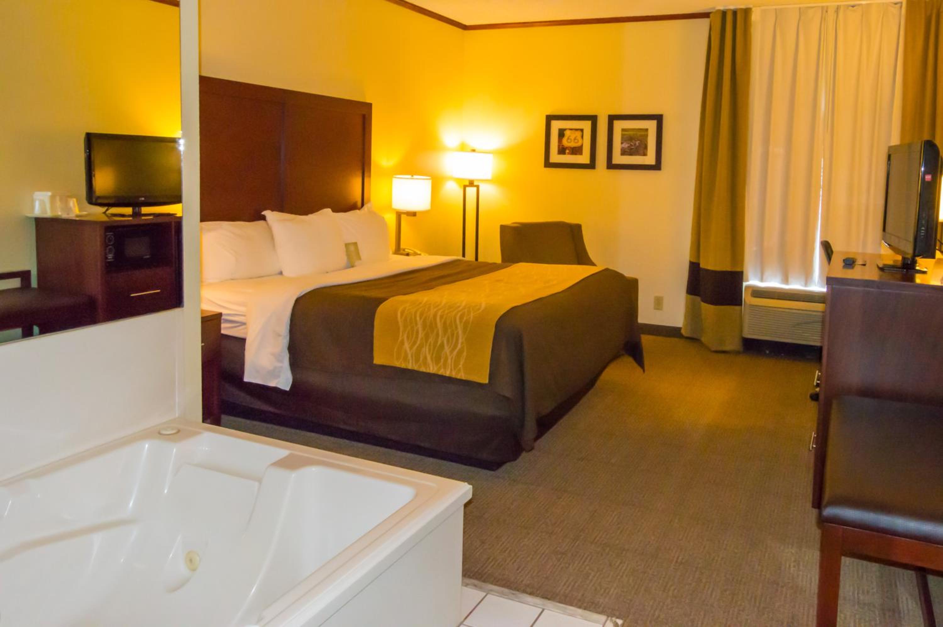 Queen Suite with Two Queen Beds - Non-Smoking - Photo 1