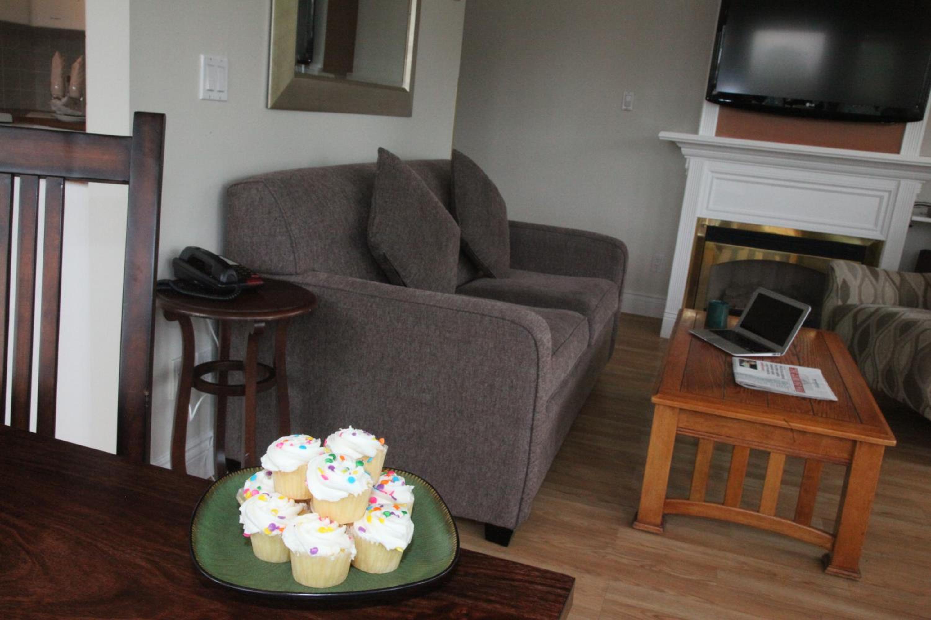 Corner One Bedroom and Den photo 3