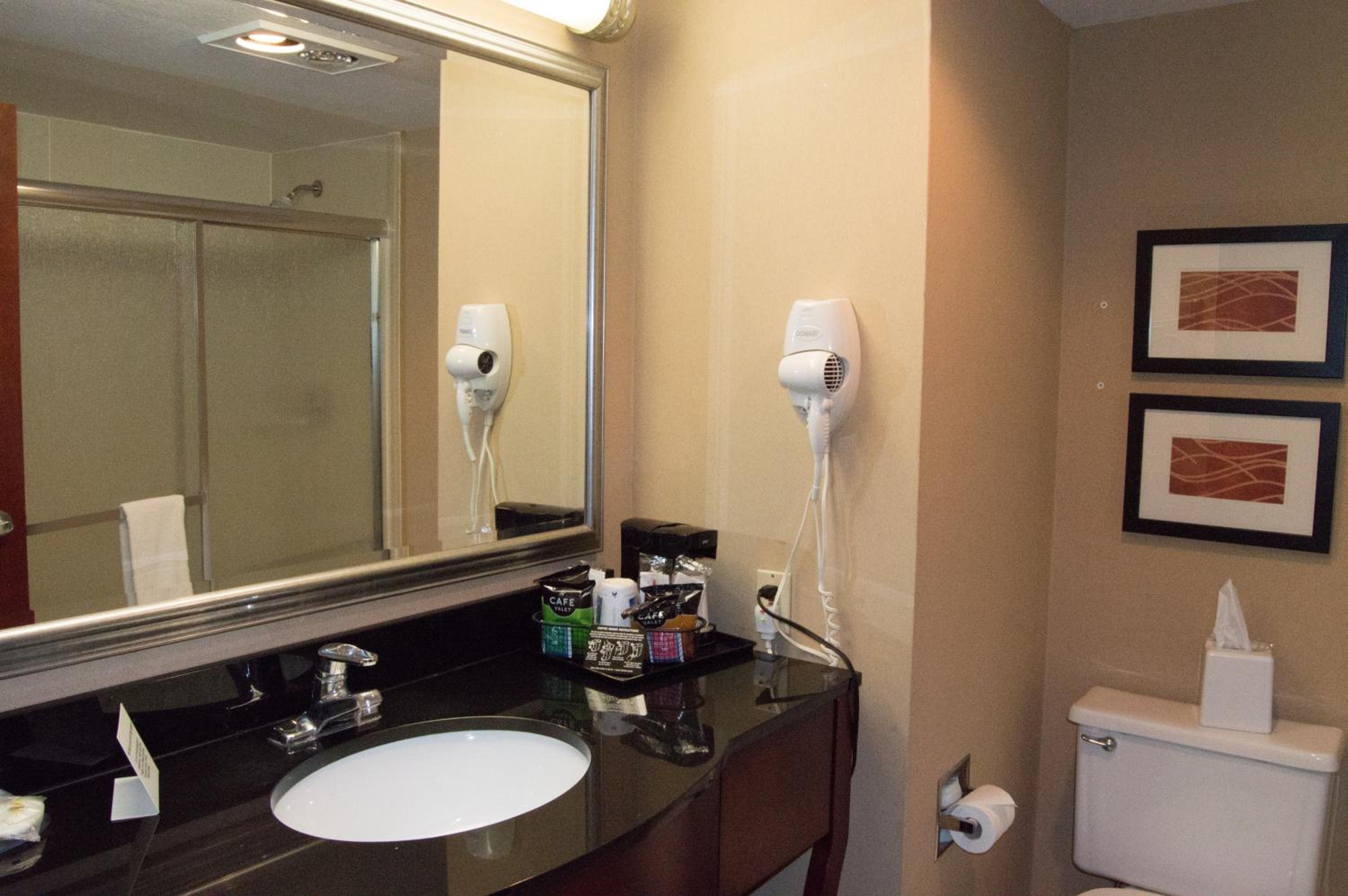 Queen Suite with Two Queen Beds - Non-Smoking - Photo 3