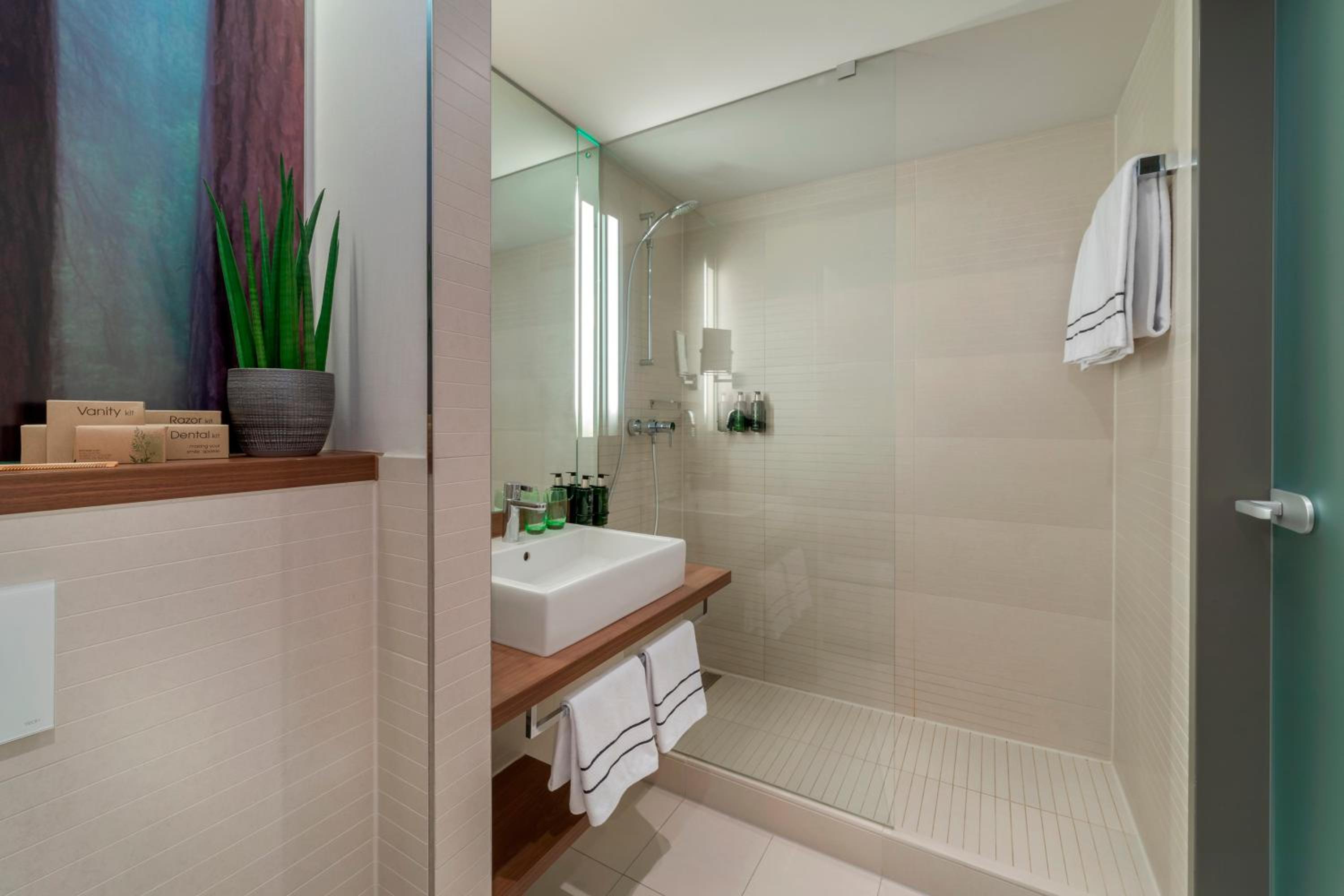 The Level Junior Suite with Executive Lounge Access - Photo 12