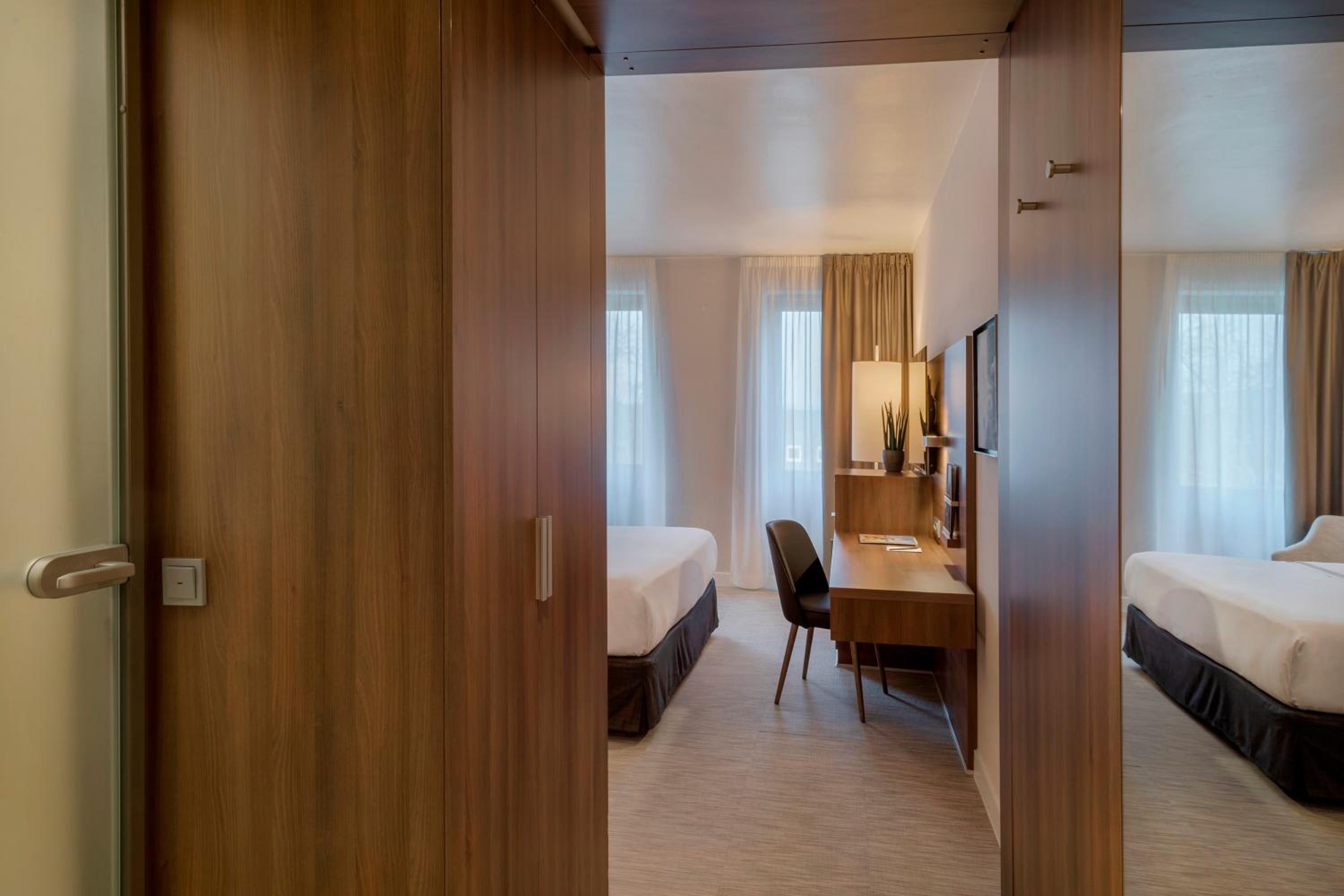 The Level Room with Executive Lounge Access - Photo 8