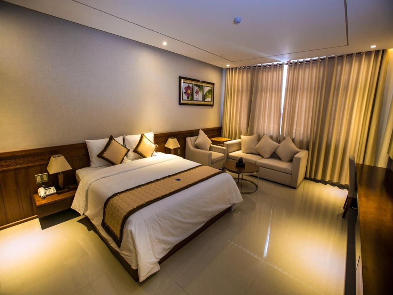 Deluxe King Room - Photo 1