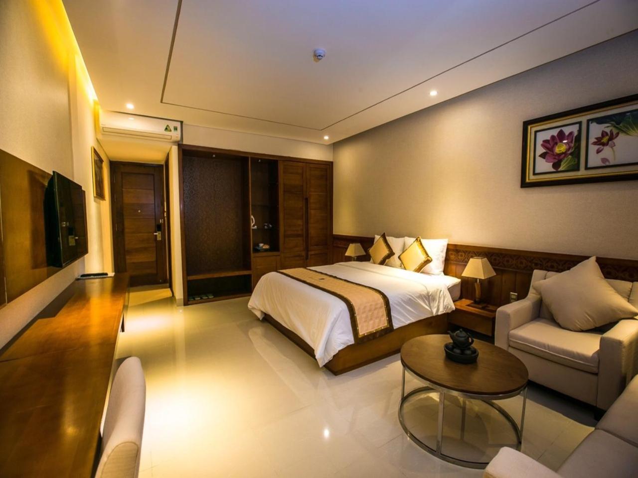 Deluxe King Room - Photo 2