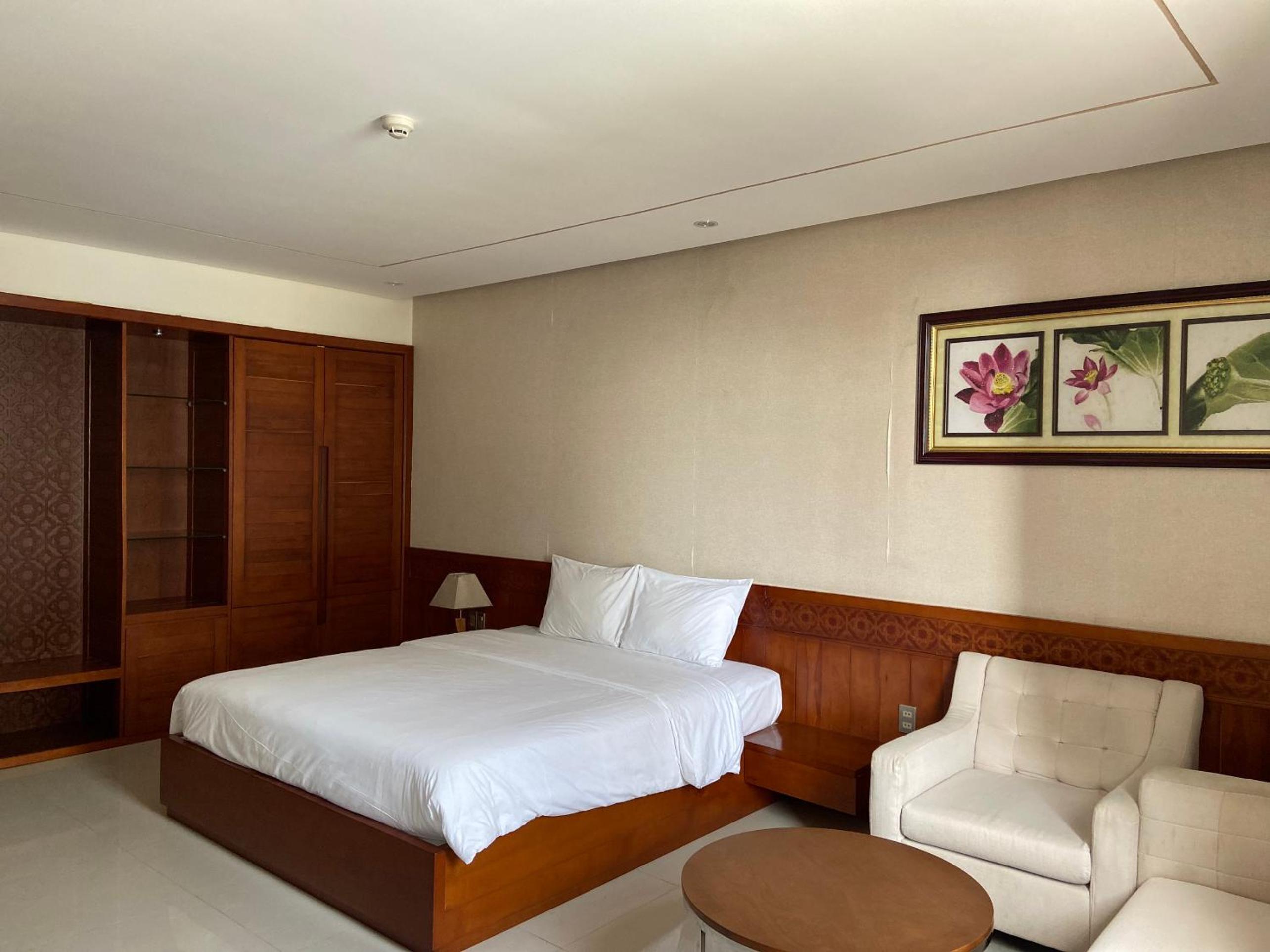 Deluxe King Room - Photo 5