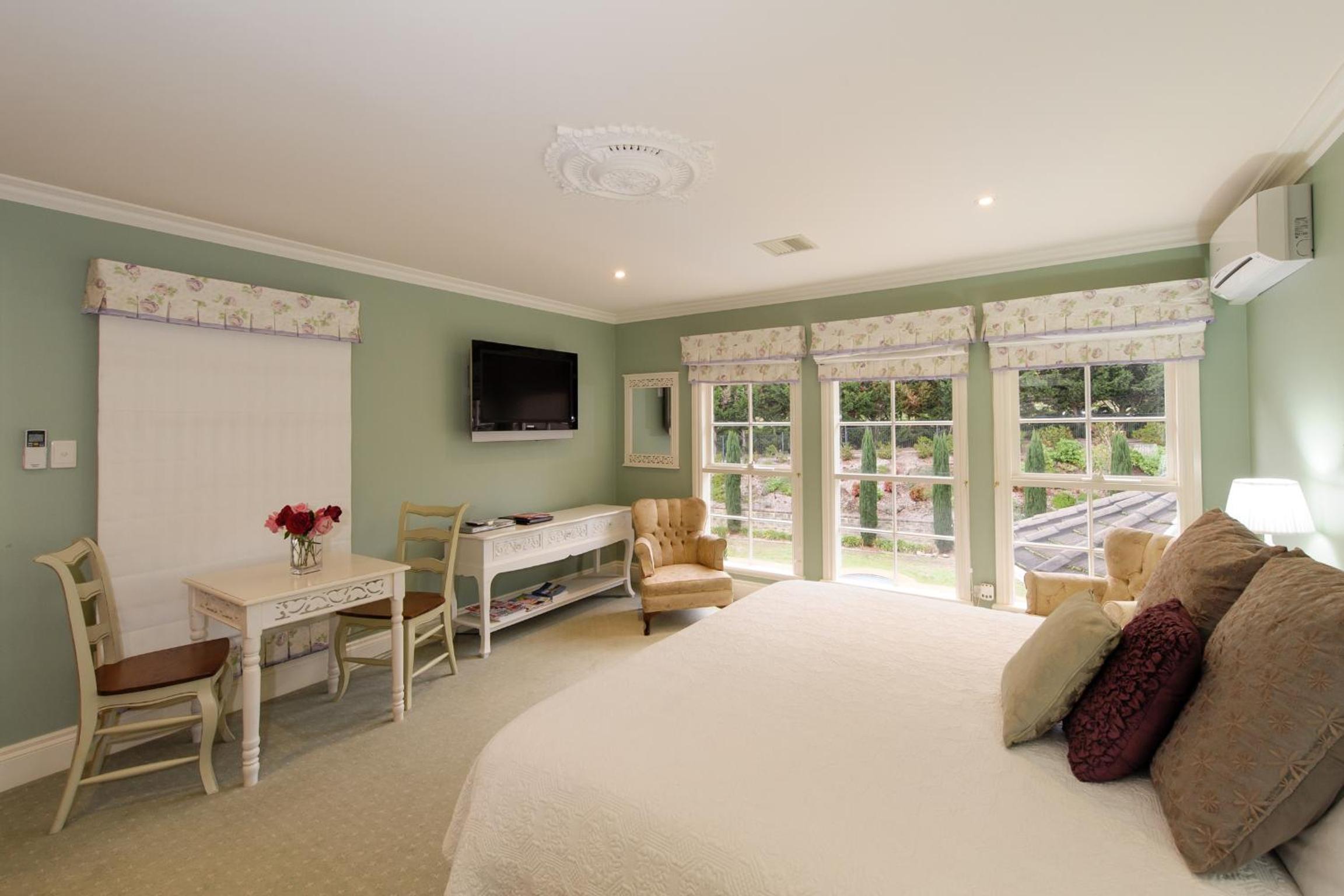 Monet King Suite photo 3