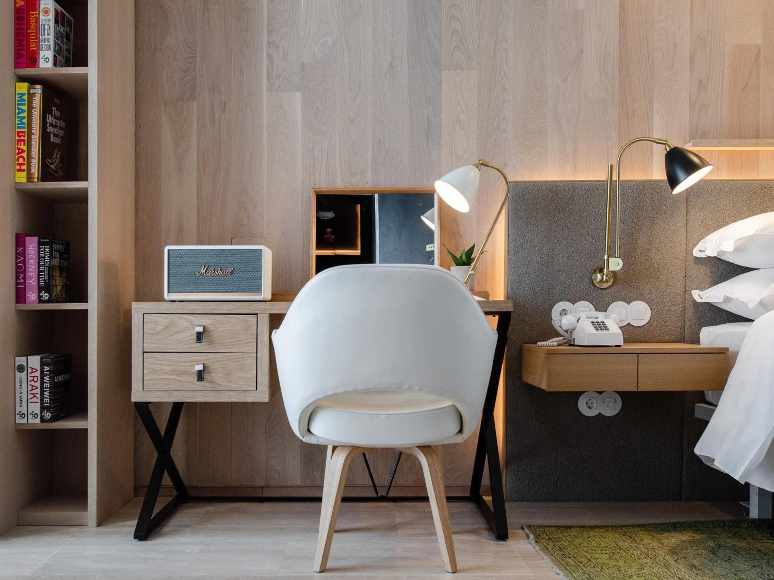Contemporary Junior Suite - Photo 19