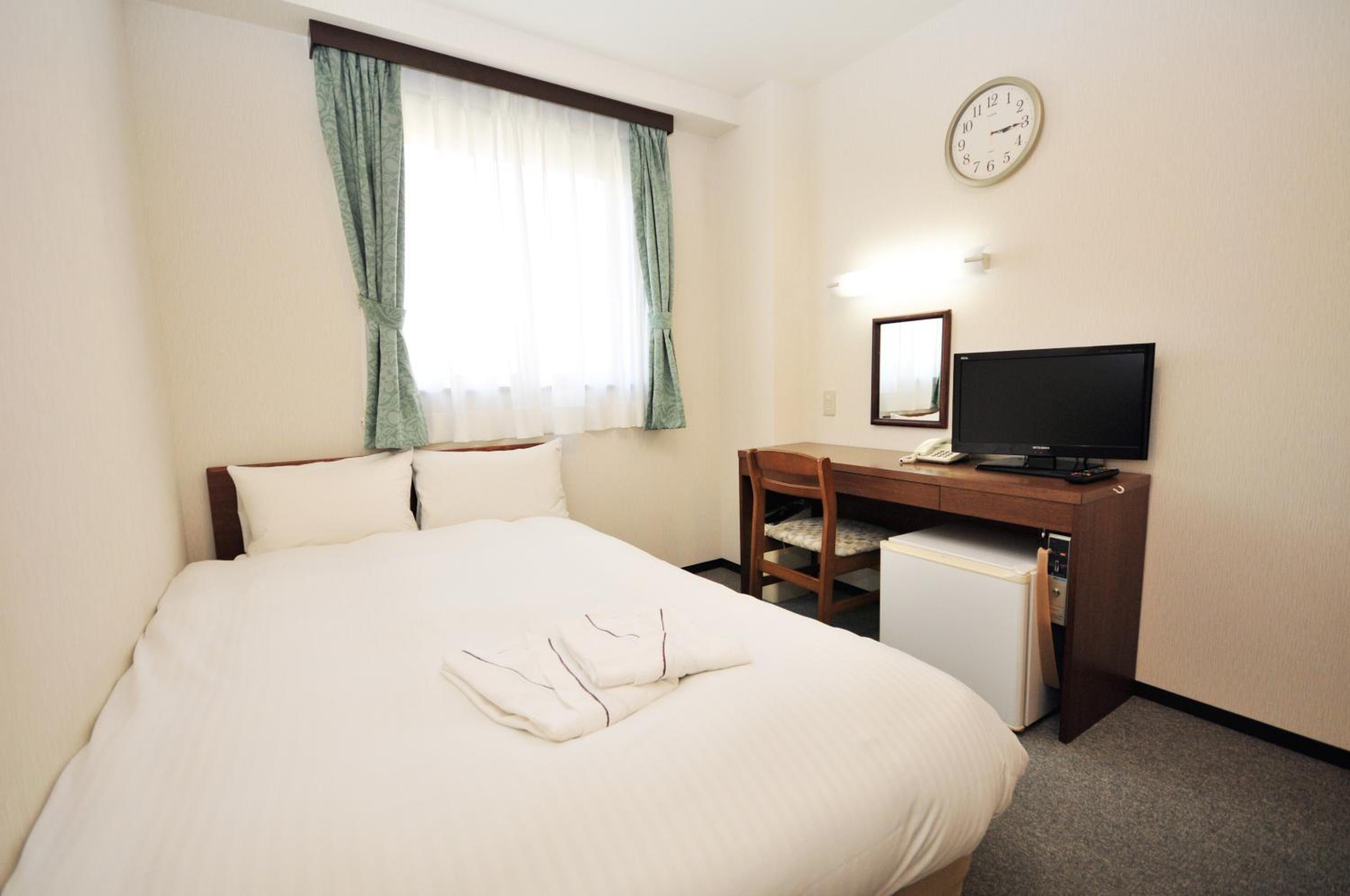 Double Room with Small Double Bed - Smoking photo 1