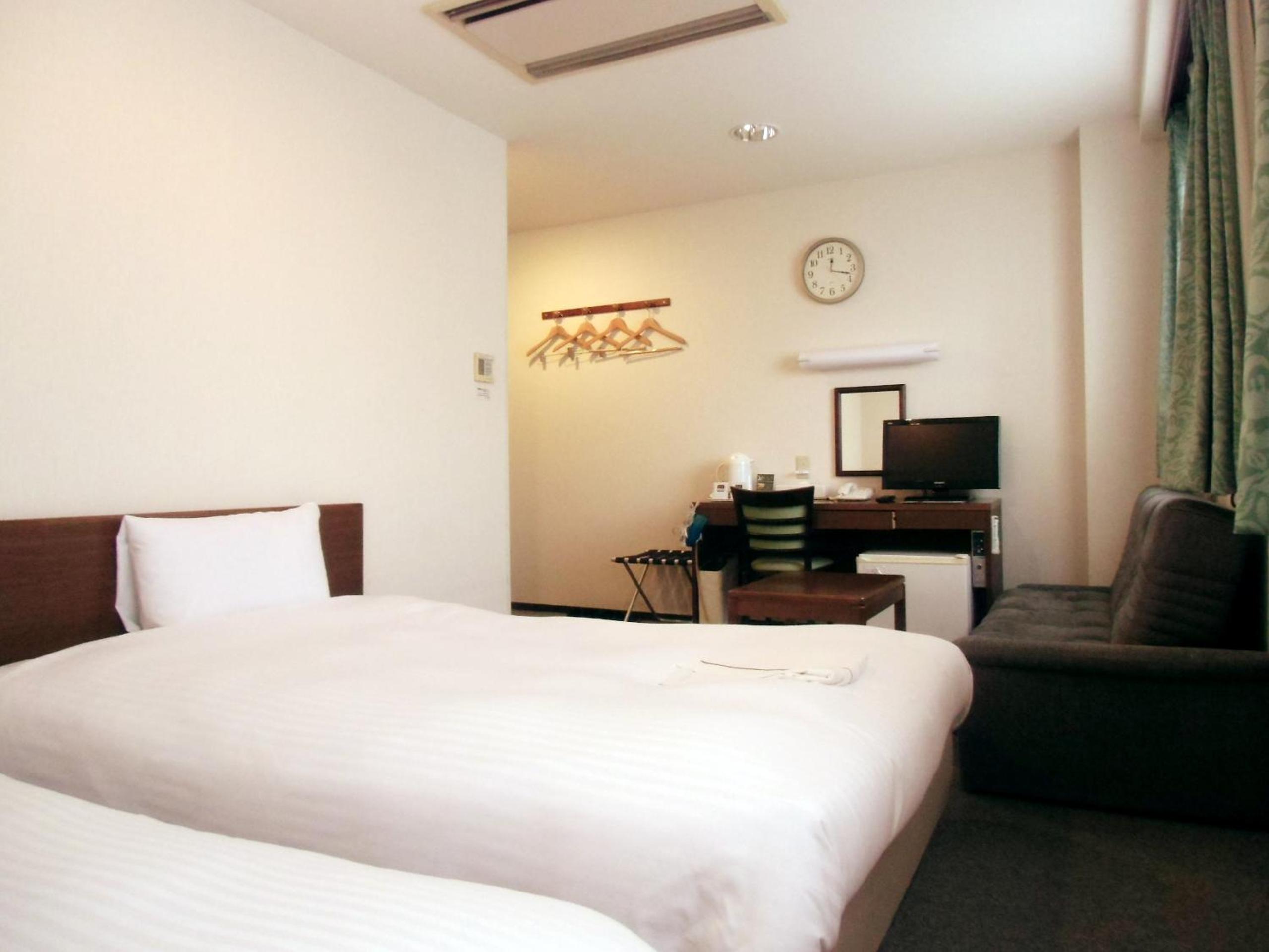 Standard Twin Room with Sofa photo 2