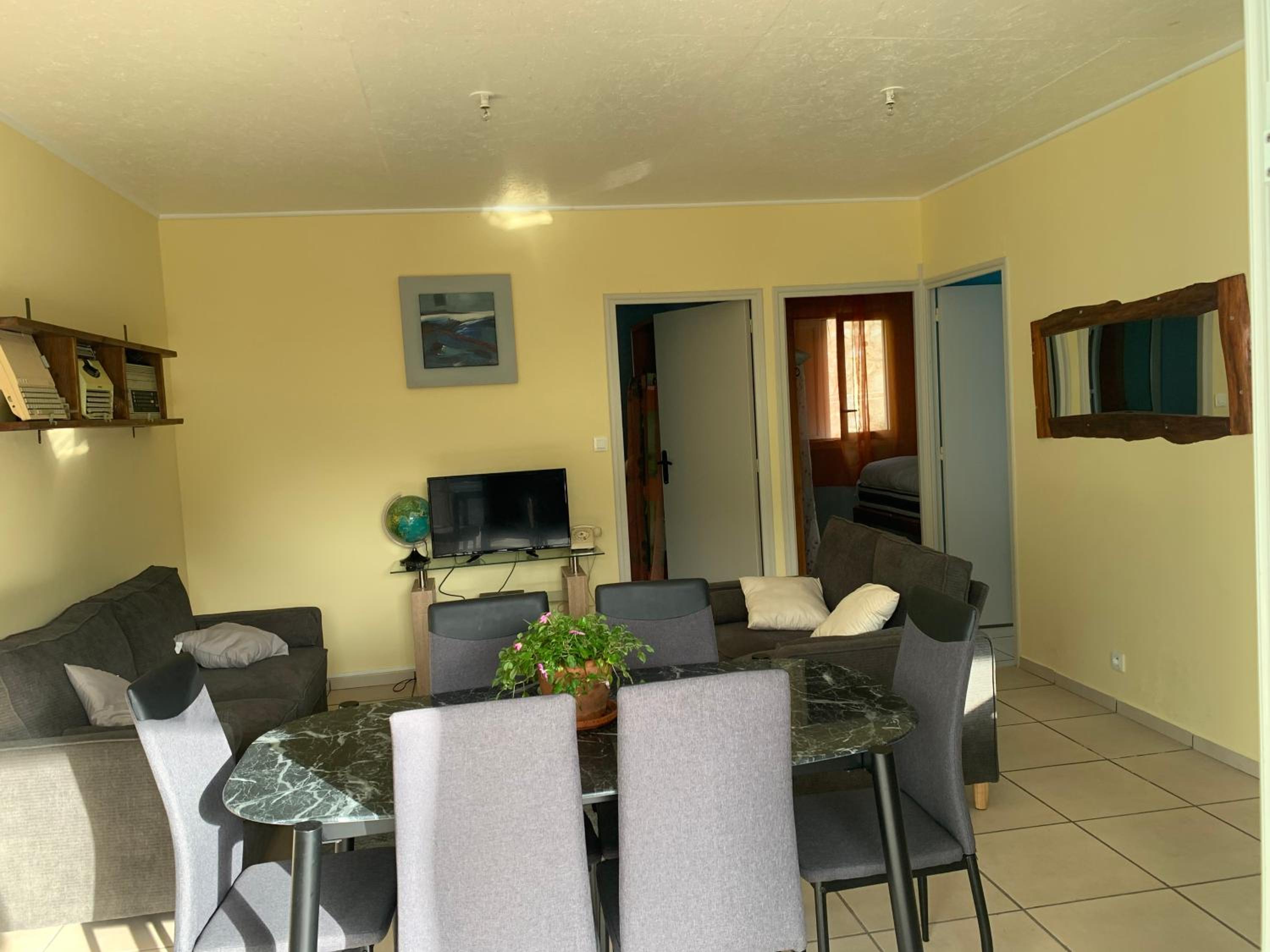 Two-Bedroom House - Photo 2