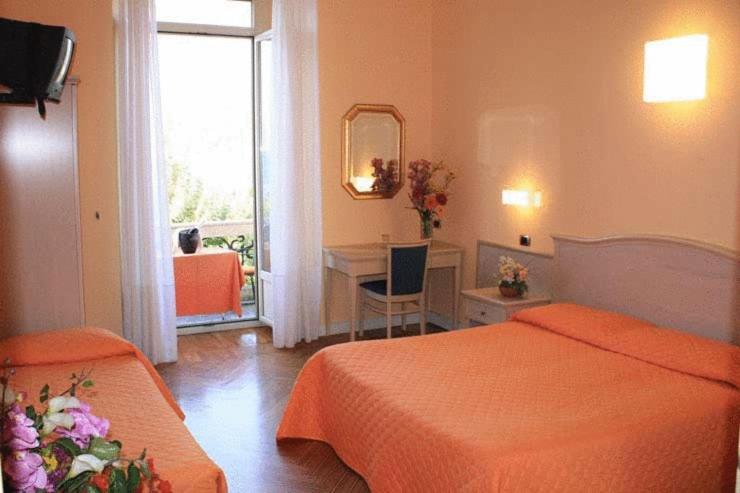 Triple Room with Lake View - Photo 5