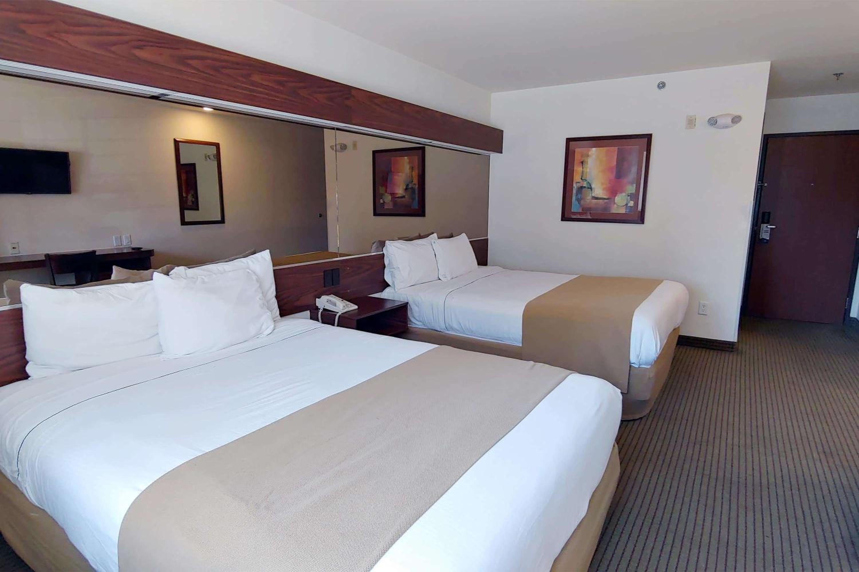 Queen Room with Two Queen Beds - Non-Smoking - Photo 1