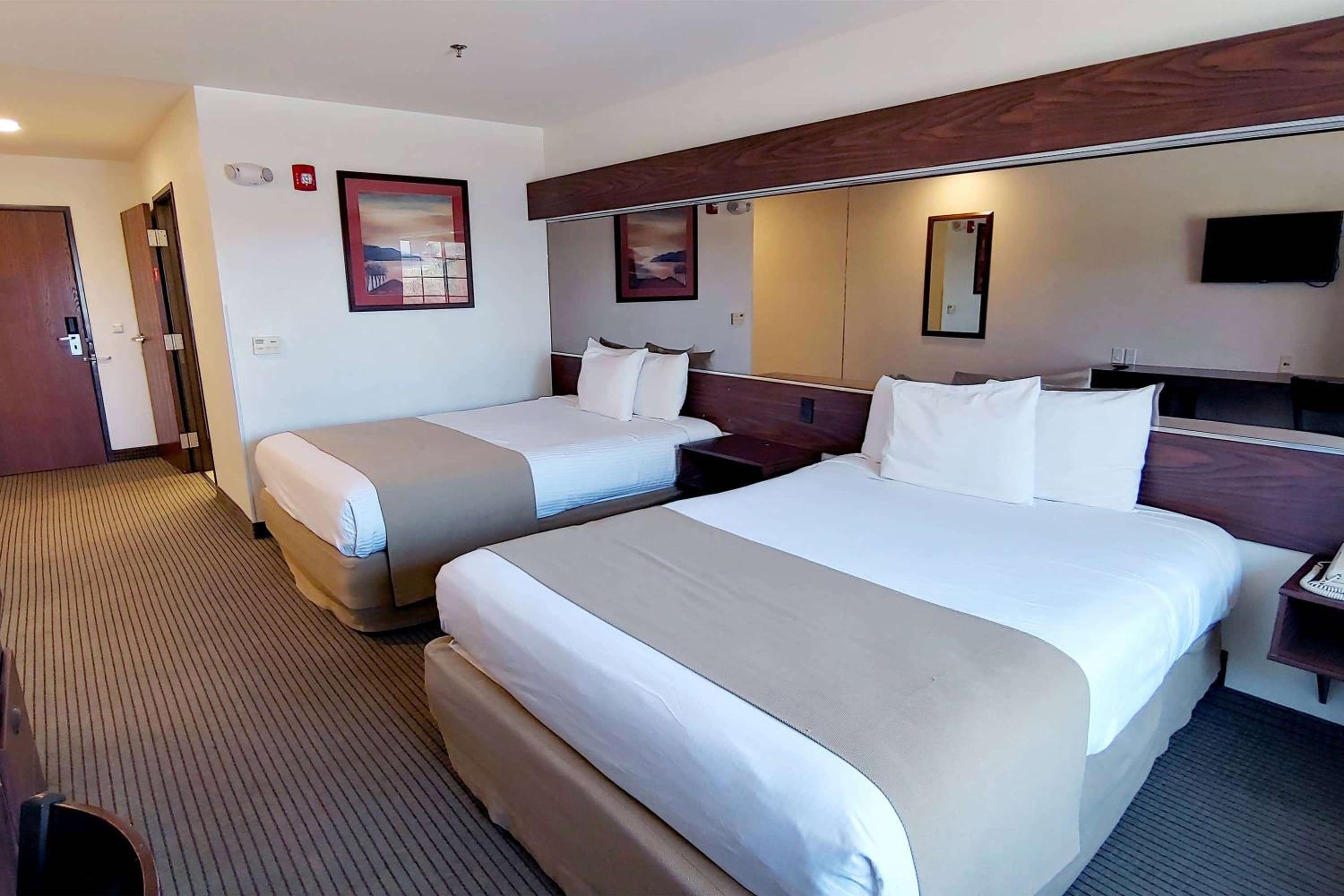 Queen Room with Two Queen Beds - Non-Smoking - Photo 3