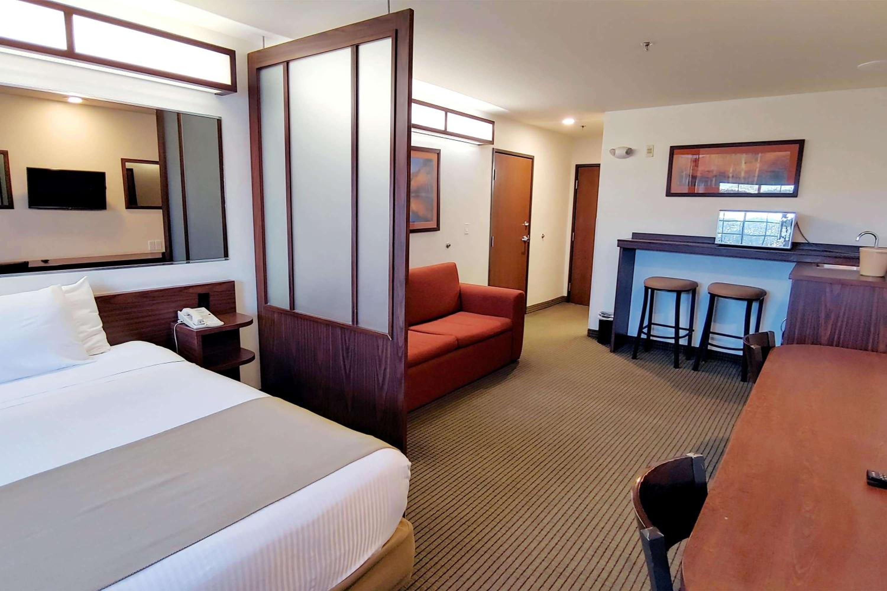 Queen Suite - Non-Smoking - Photo 8