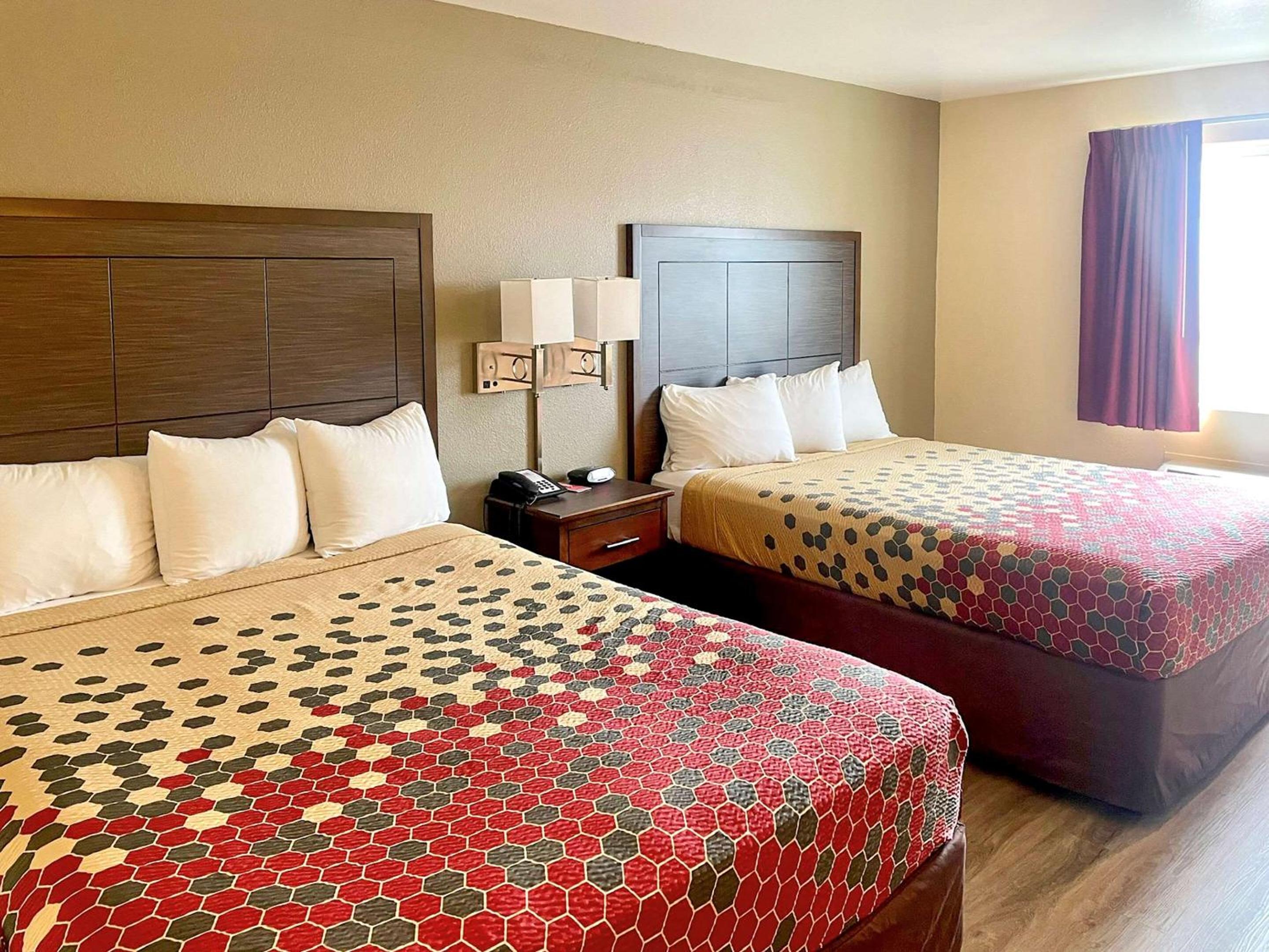 Queen Room with Two Queen Beds - Non-Smoking - Photo 1
