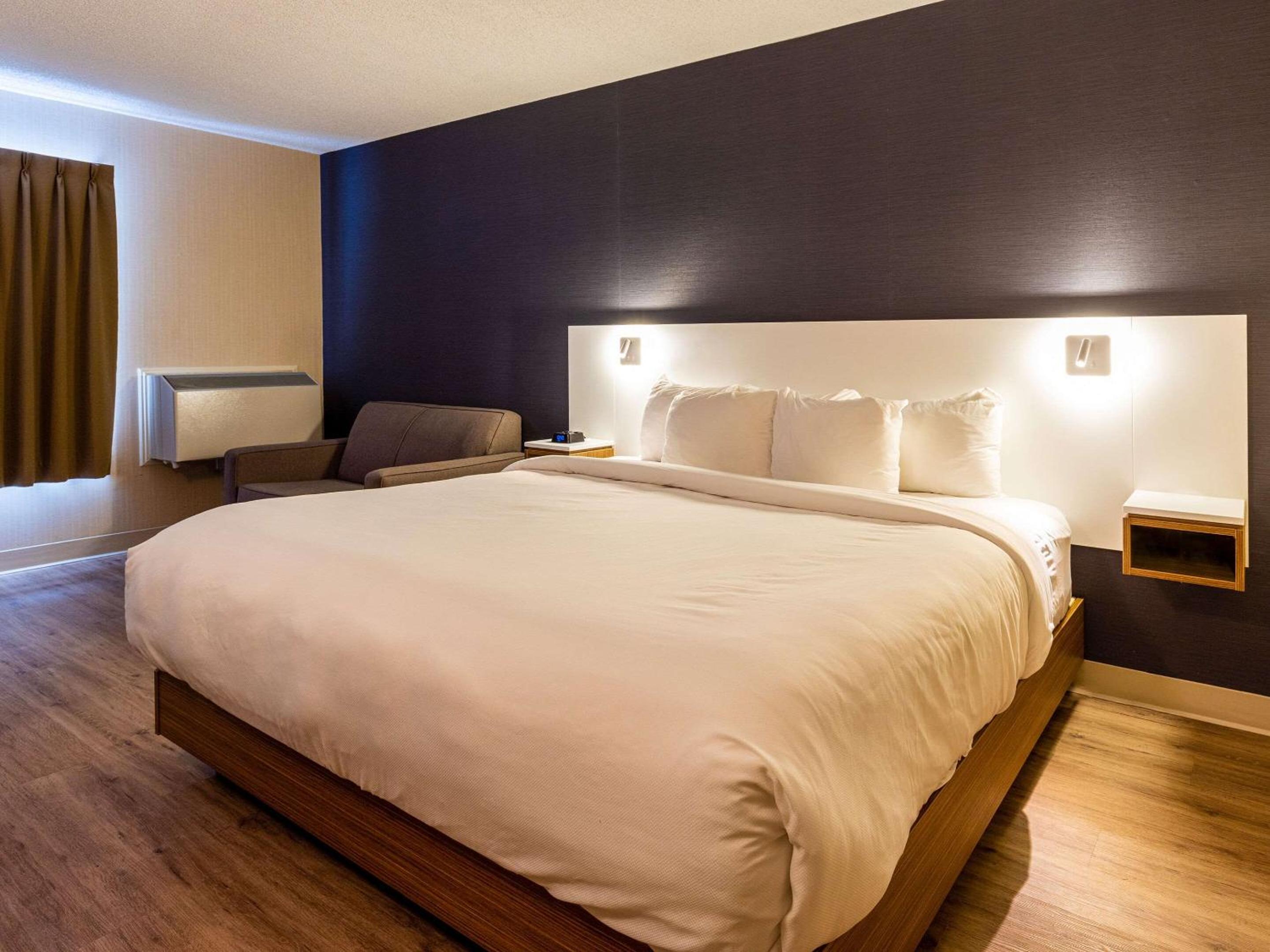 King Room with Sofa Bed - Photo 4