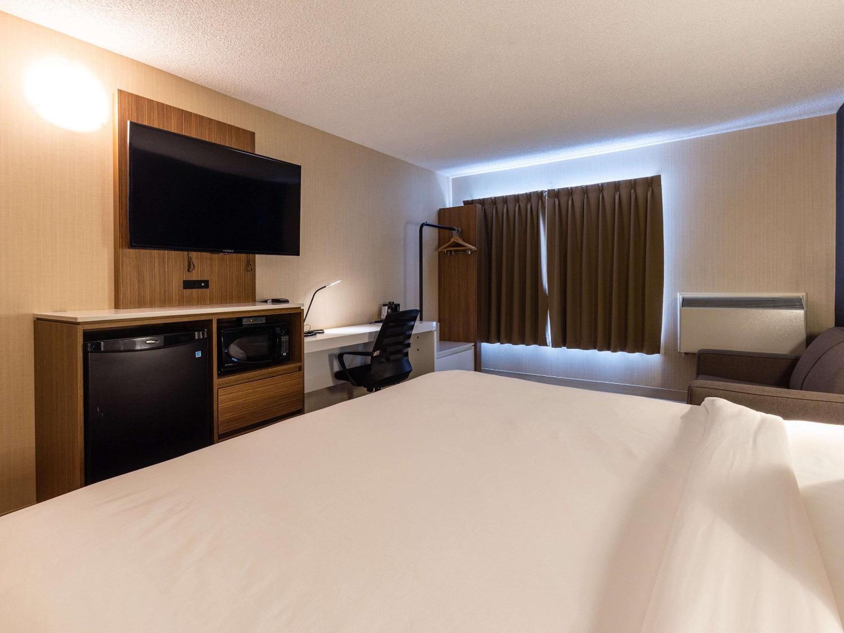 King Room with Sofa Bed - Photo 3