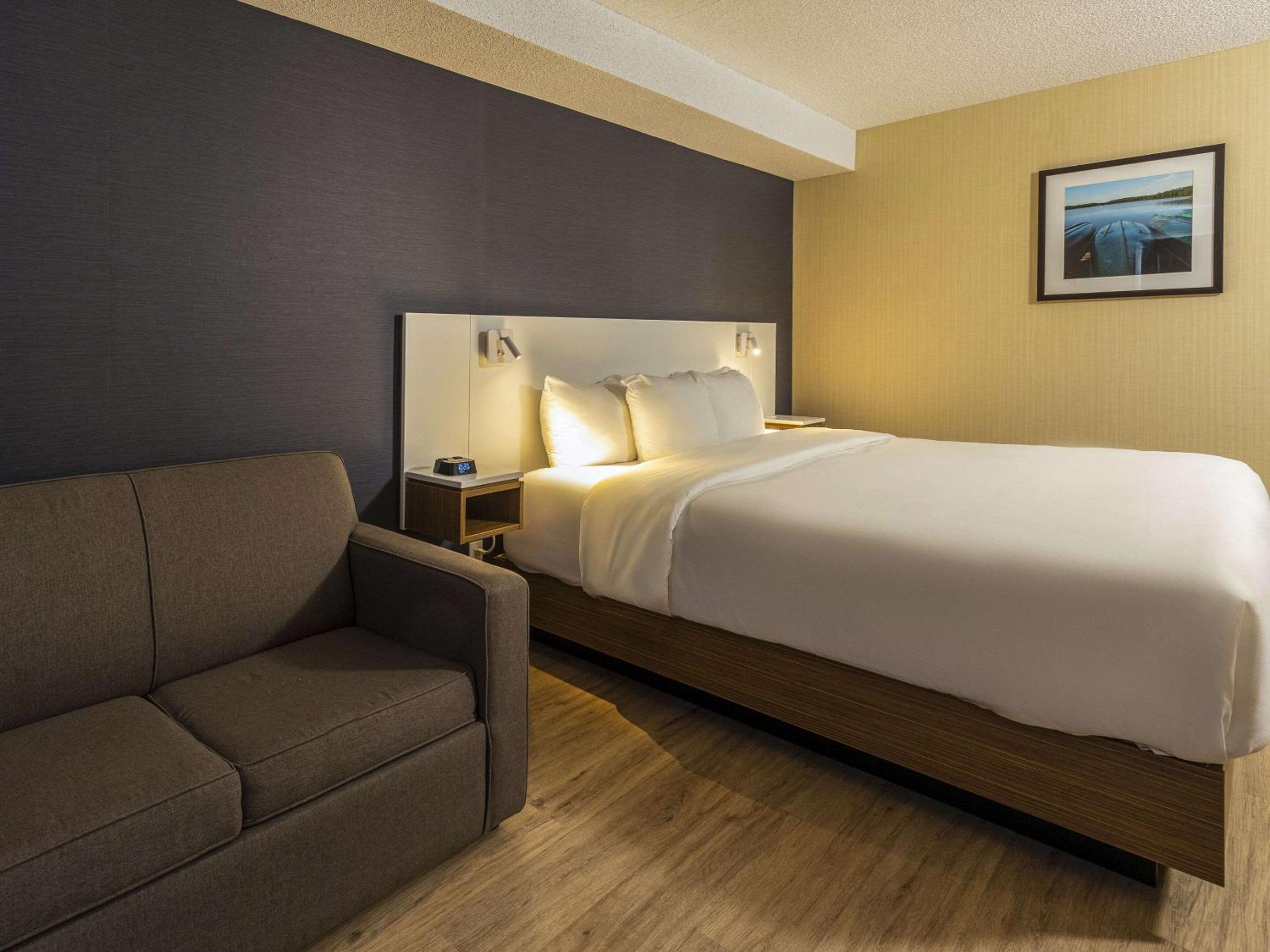King Room with Sofa Bed - Photo 8