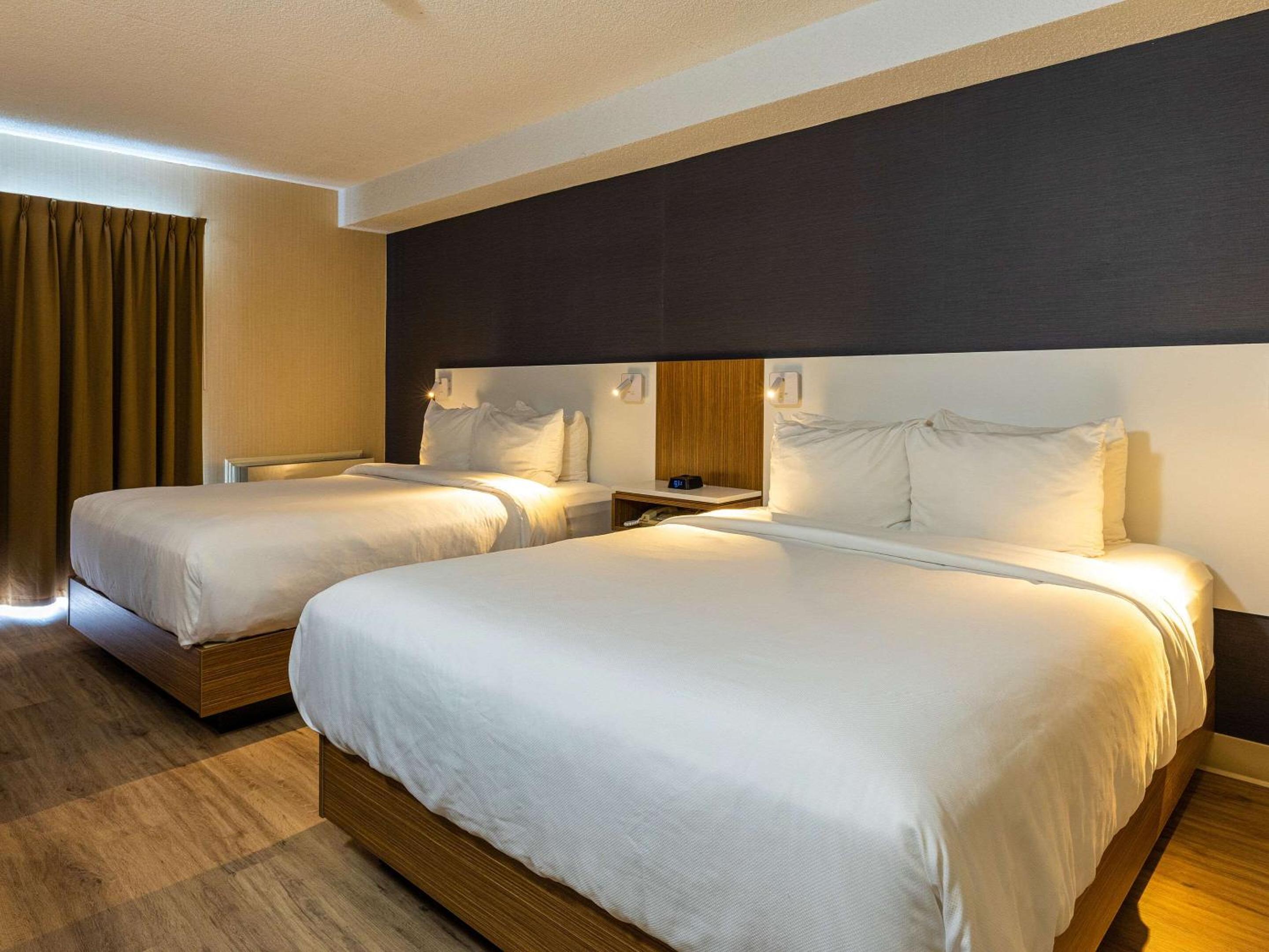 Queen Room with Two Queen Beds - Photo 5
