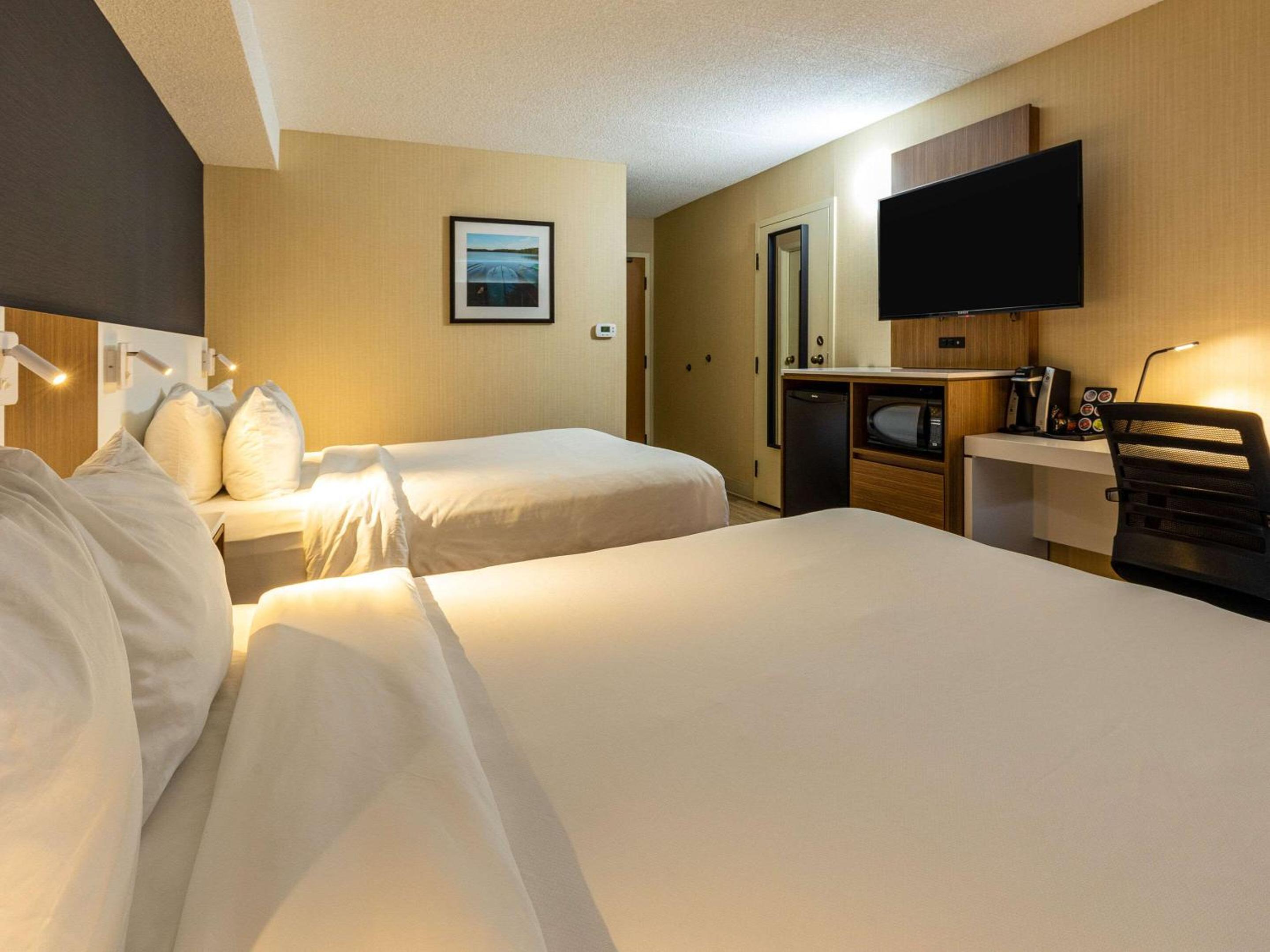 Queen Room with Two Queen Beds - Photo 7