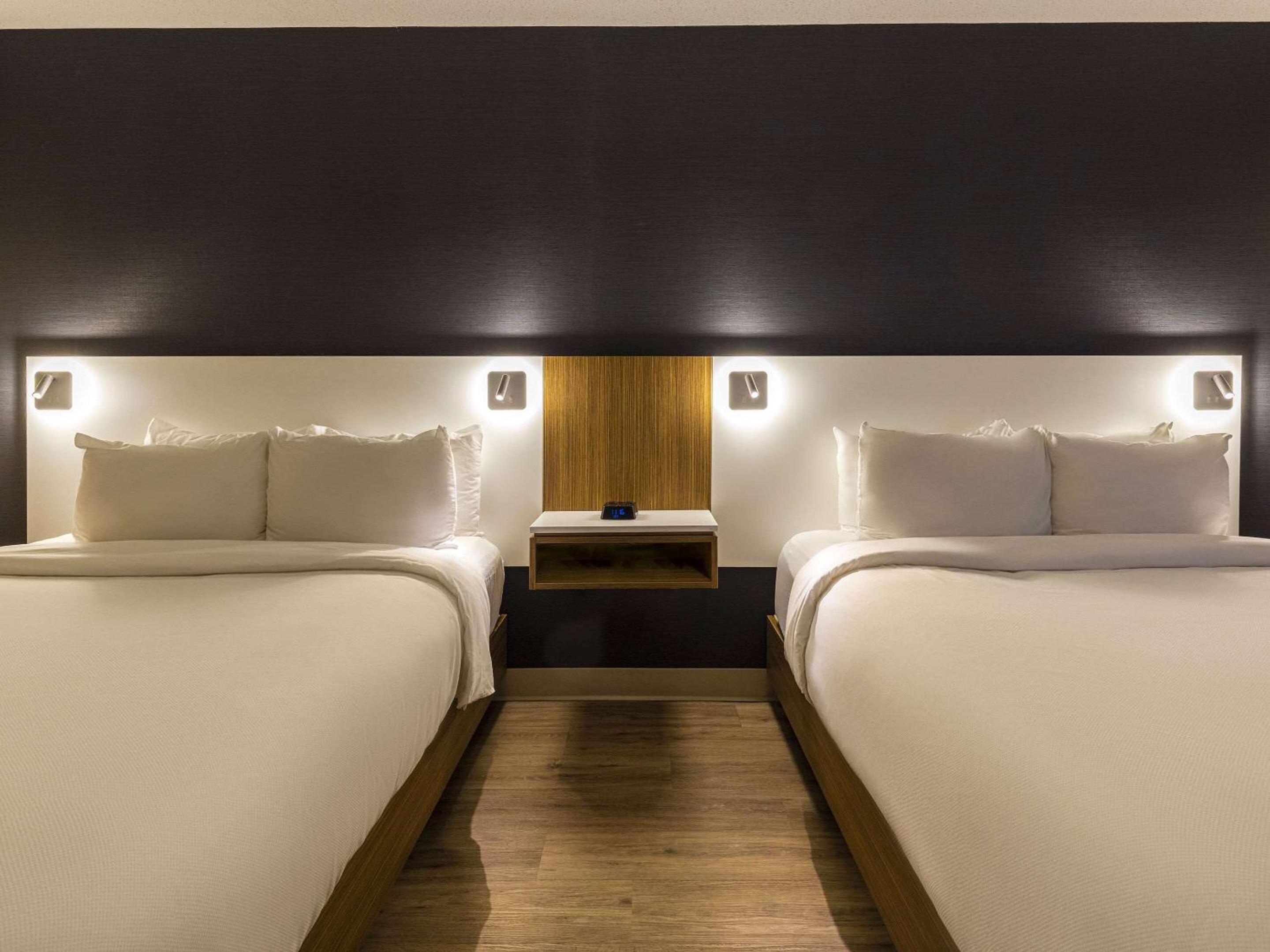 Queen Room with Two Queen Beds - Photo 8