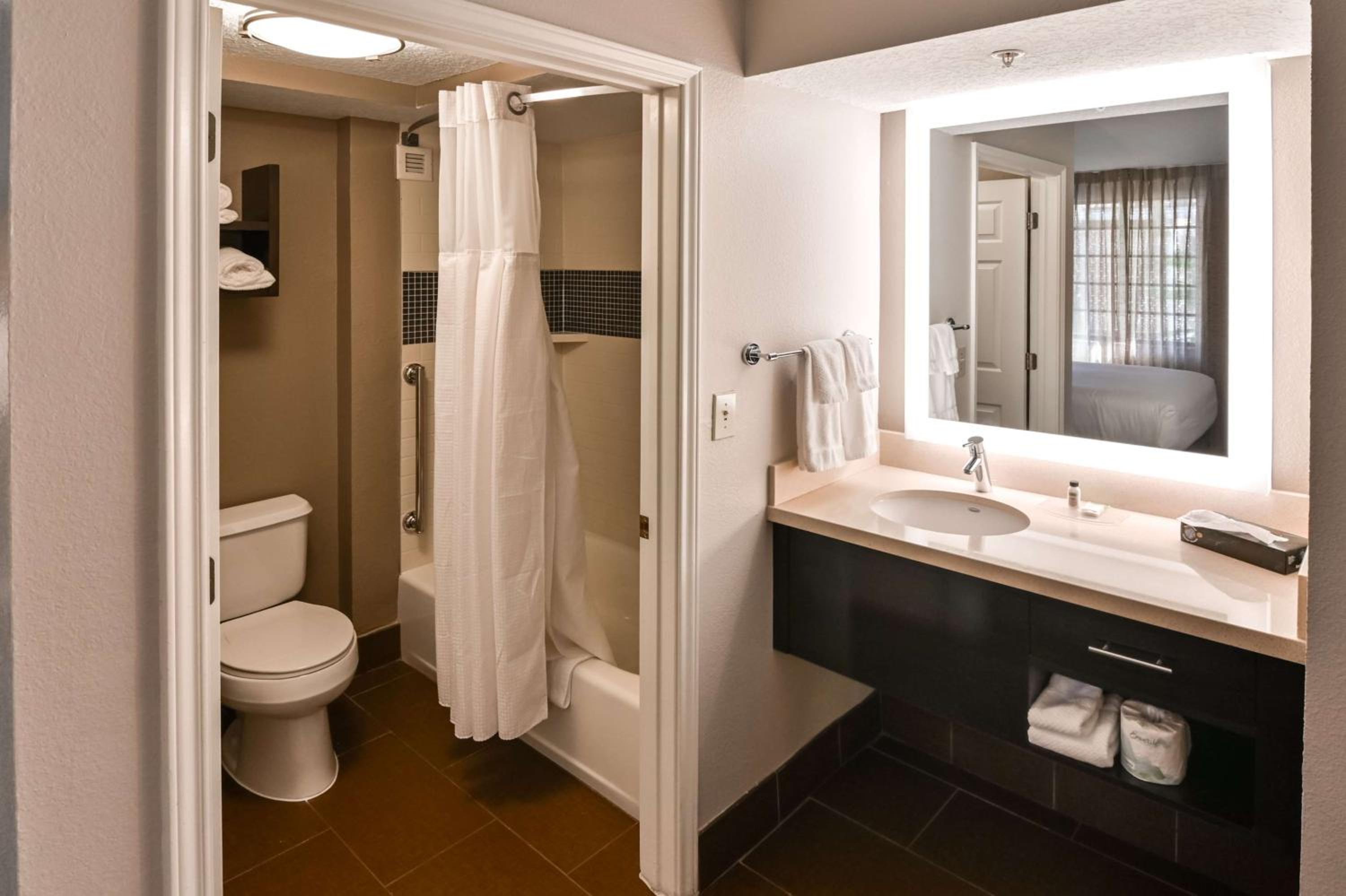 One-Bedroom Suite with Two Double Beds - Photo 9