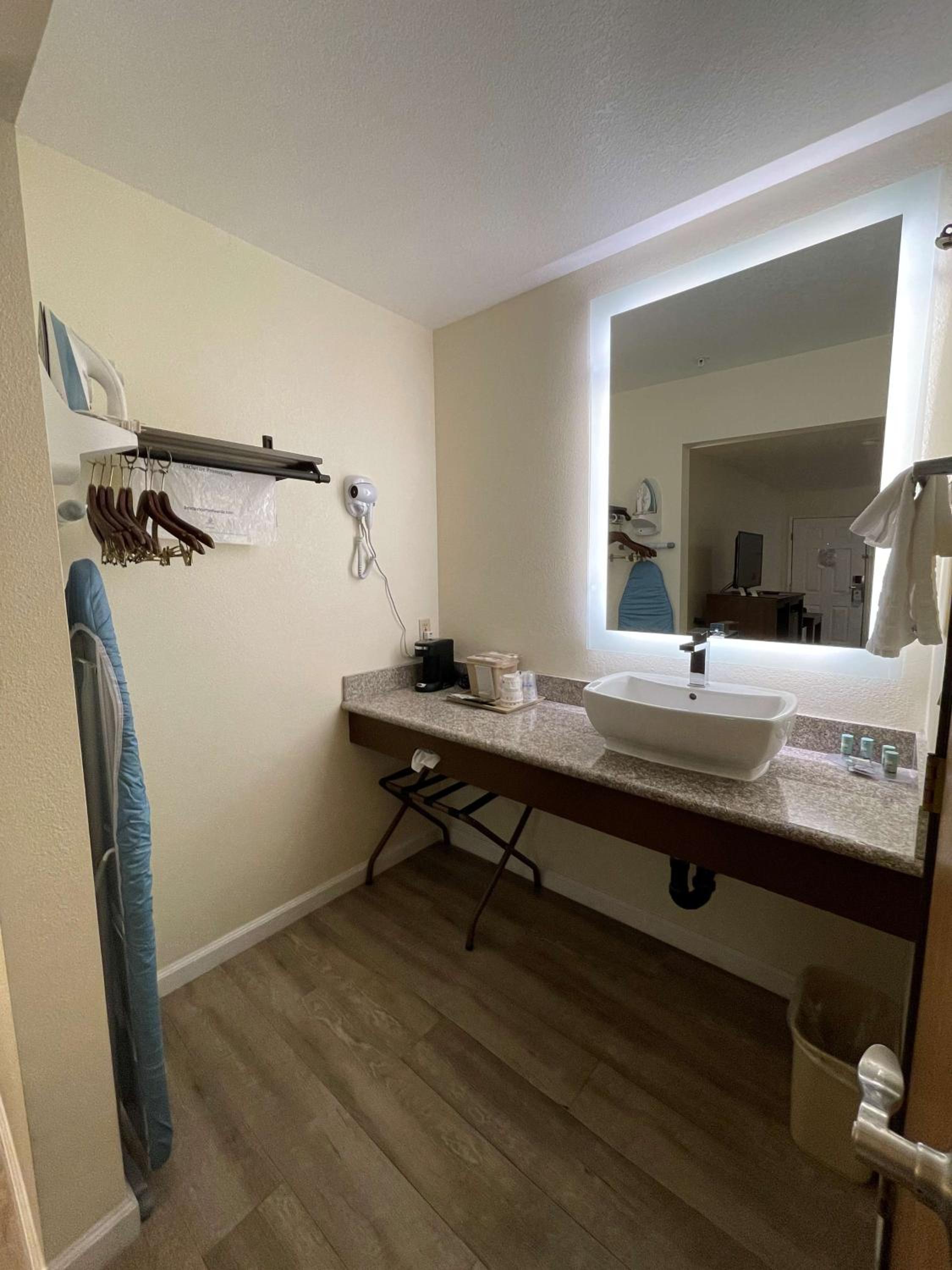 King Room with Bath Tub - Disability Access/Non-Smoking  - Photo 4