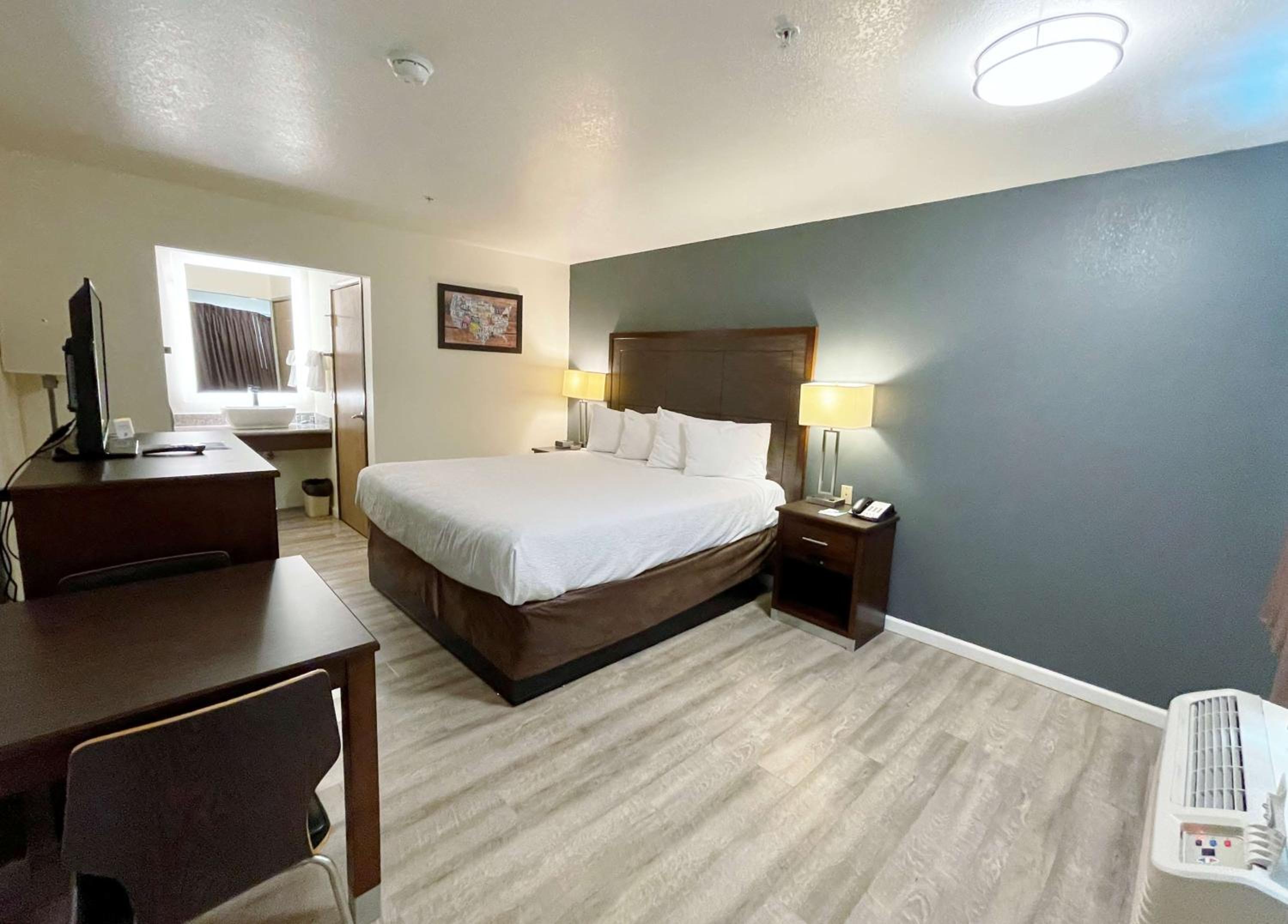 King Room - Non-Smoking - Photo 1