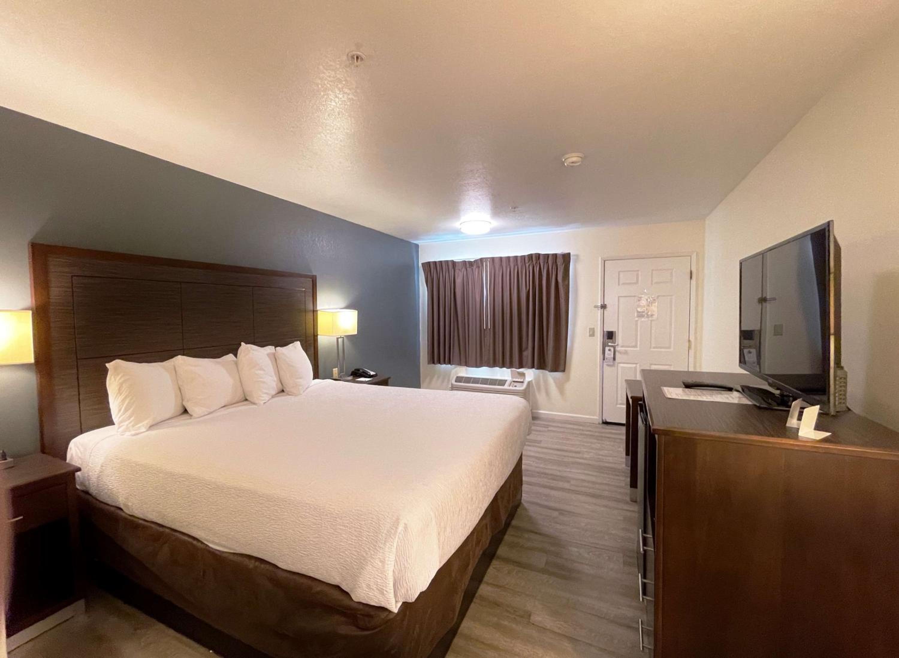 King Room - Non-Smoking - Photo 6
