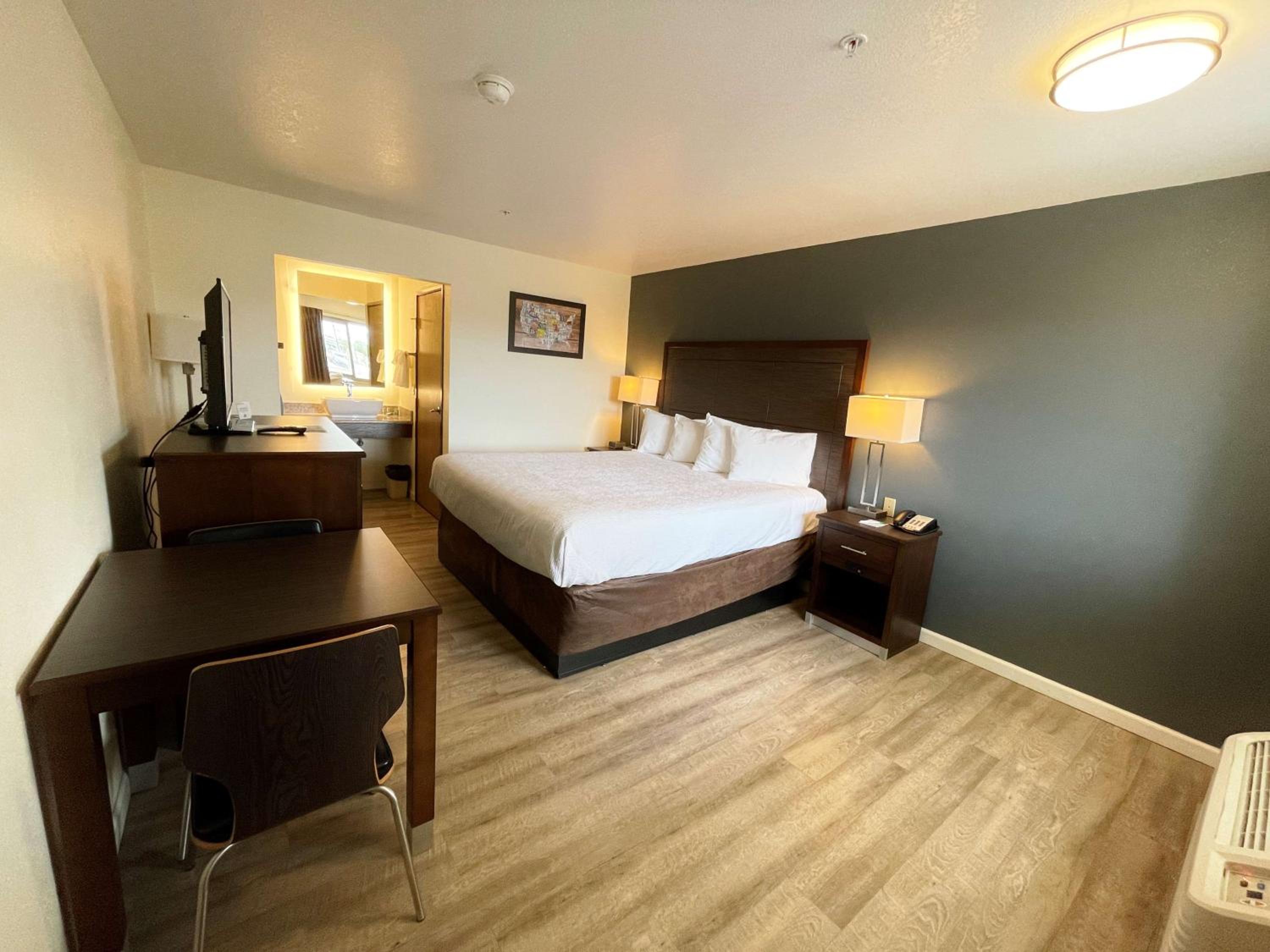King Room - Non-Smoking - Photo 2