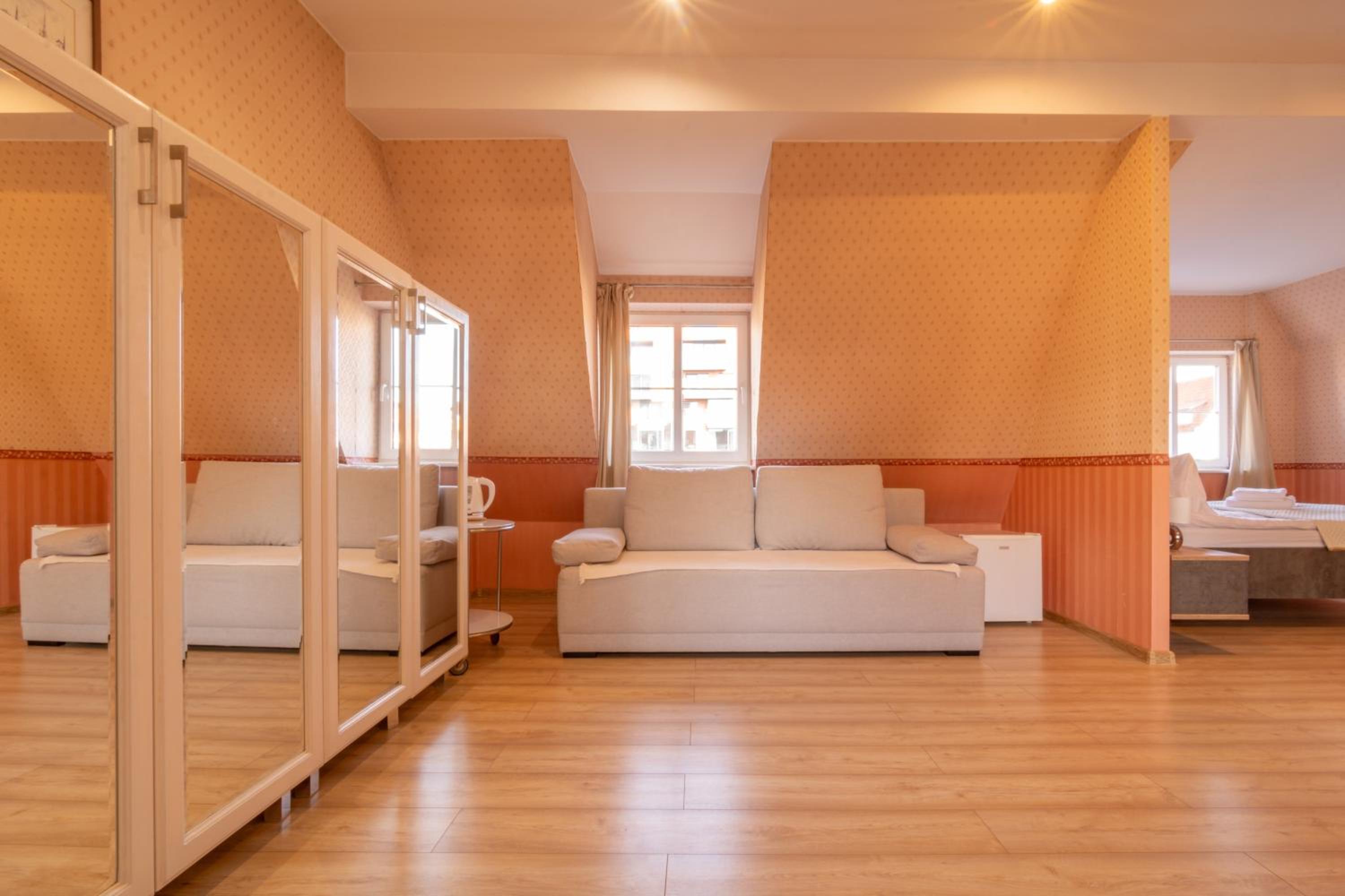 Quadruple Room with Bathroom - Photo 7