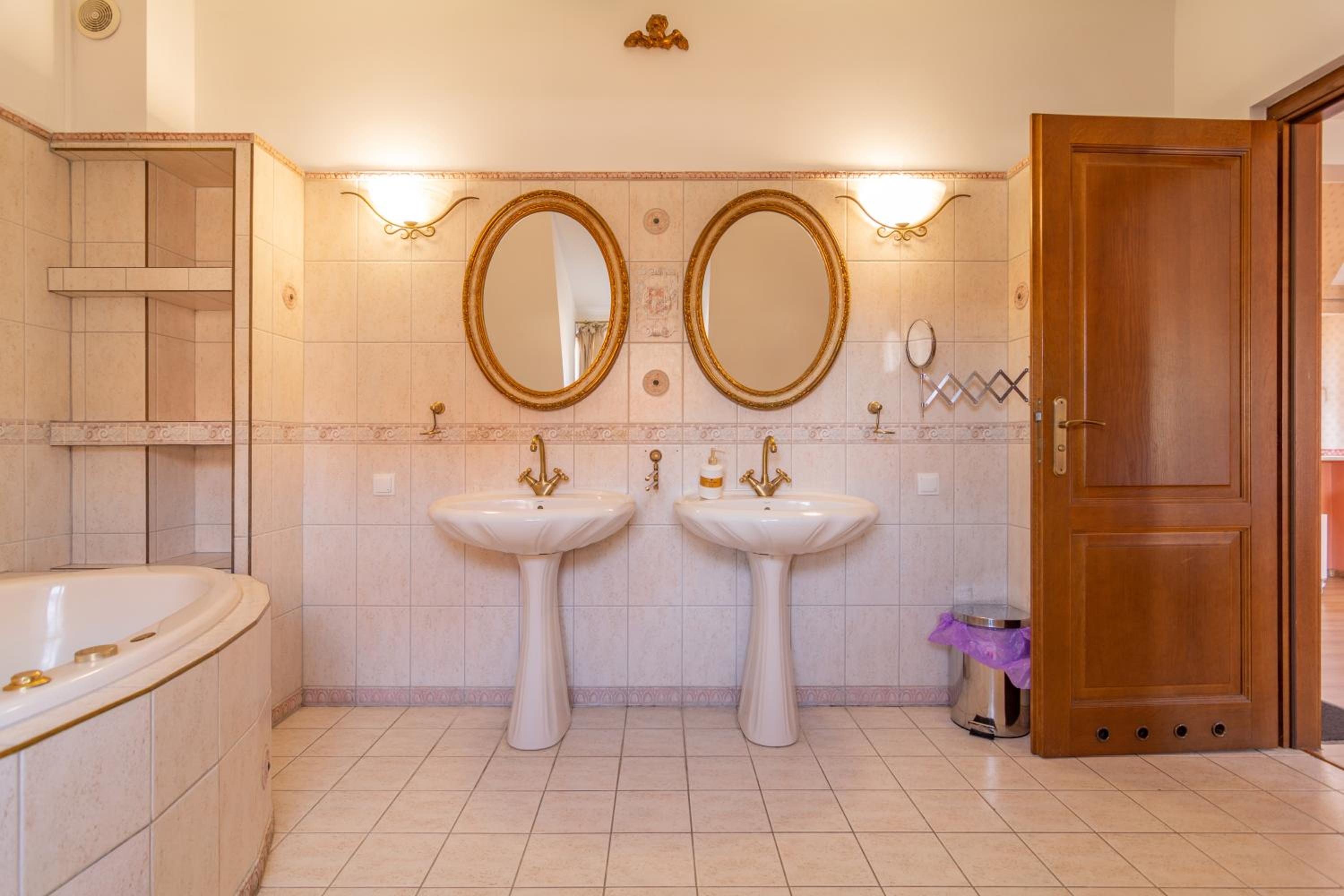 Quadruple Room with Bathroom - Photo 4