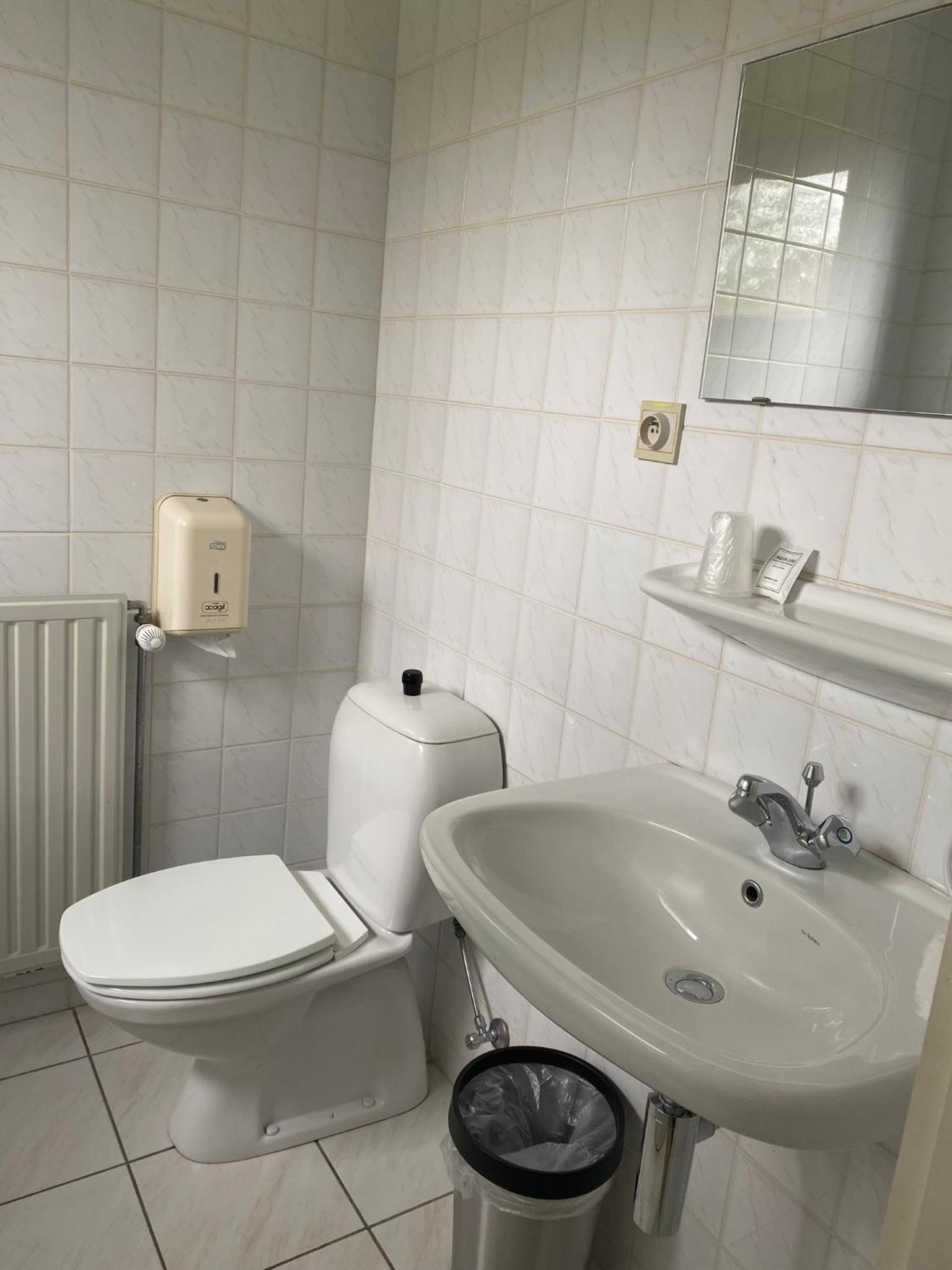 Standard Twin Room - Photo 5